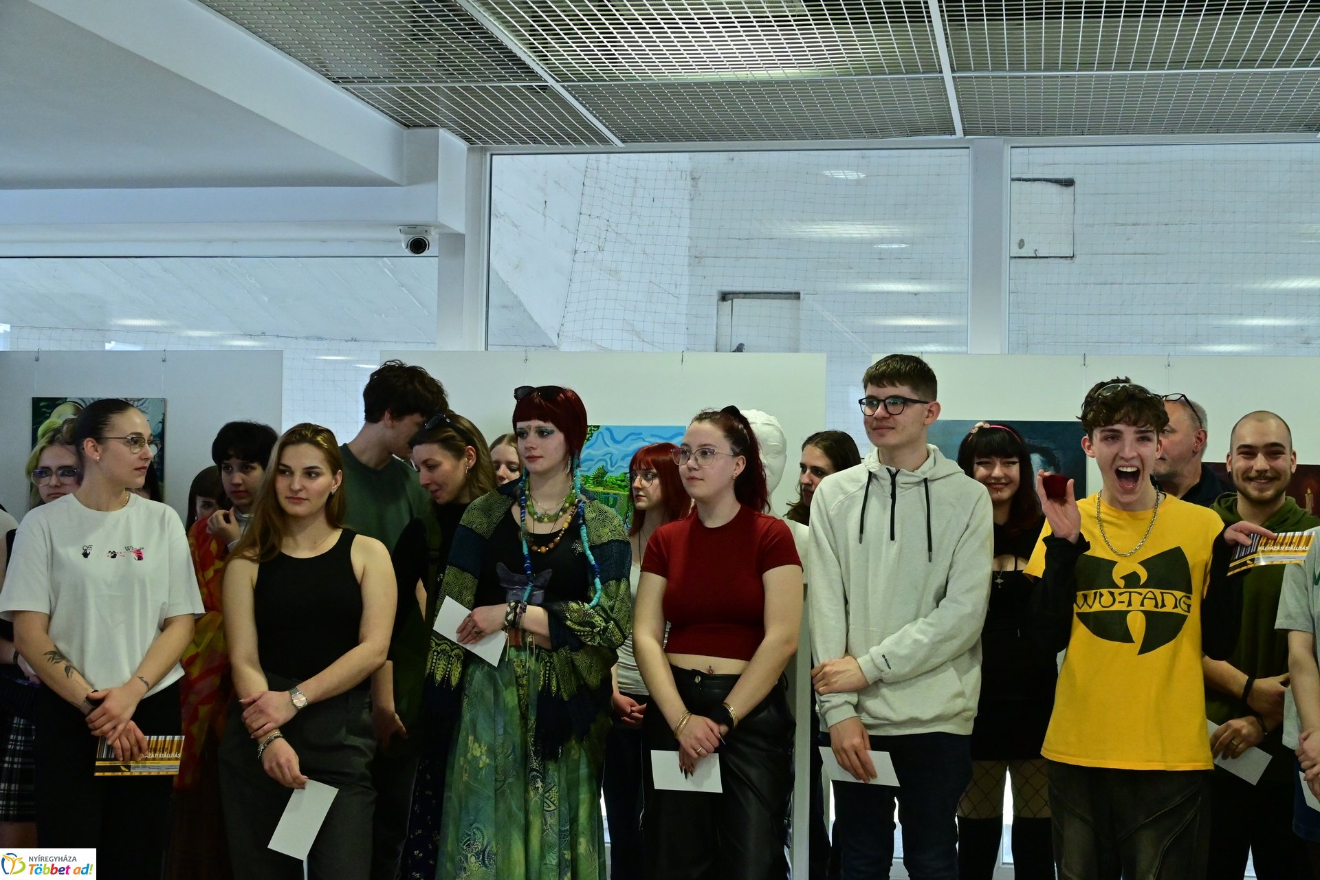 Művészetis kiállítás a kulturális központban 2025 márciusában