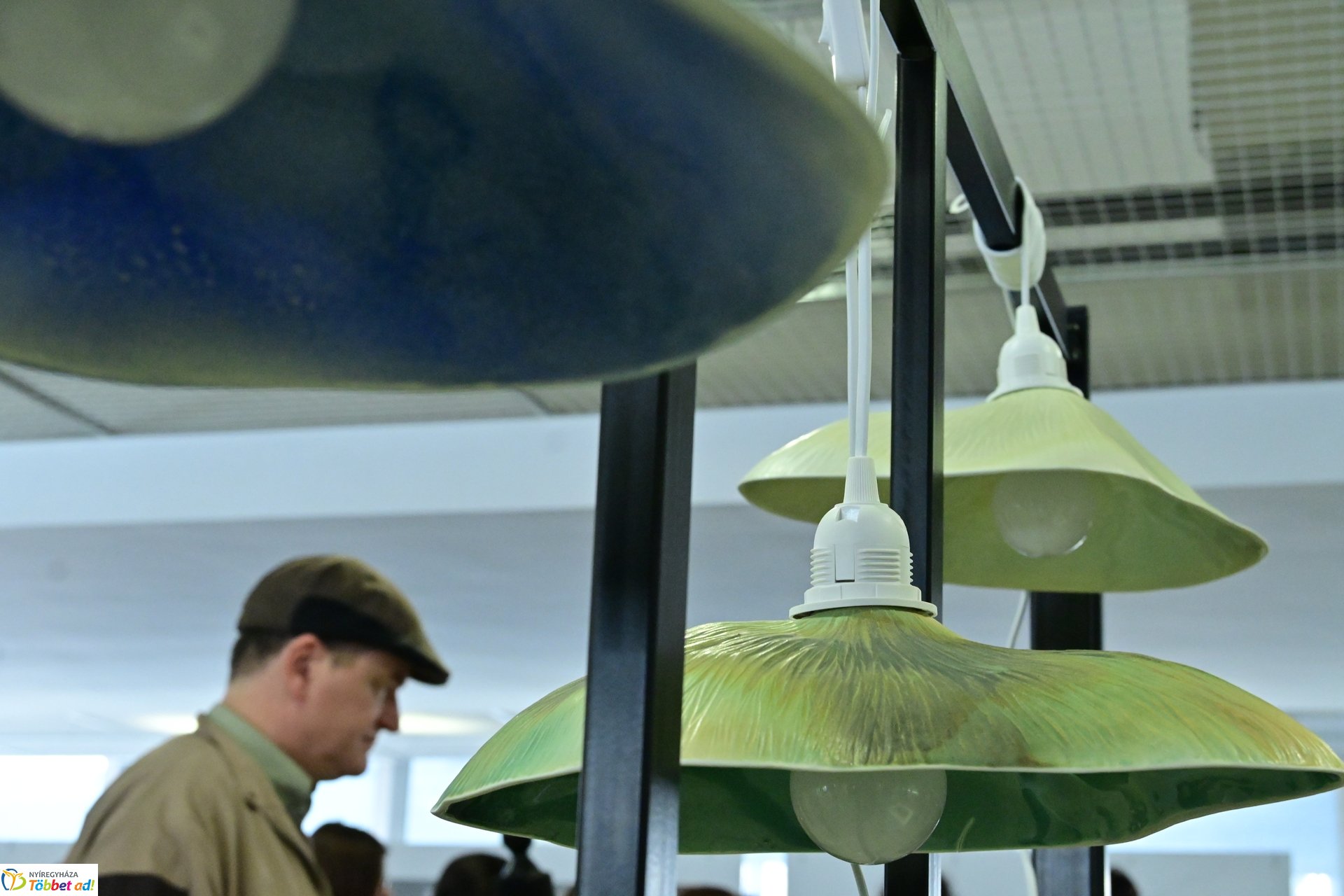 Művészetis kiállítás a kulturális központban 2025 márciusában