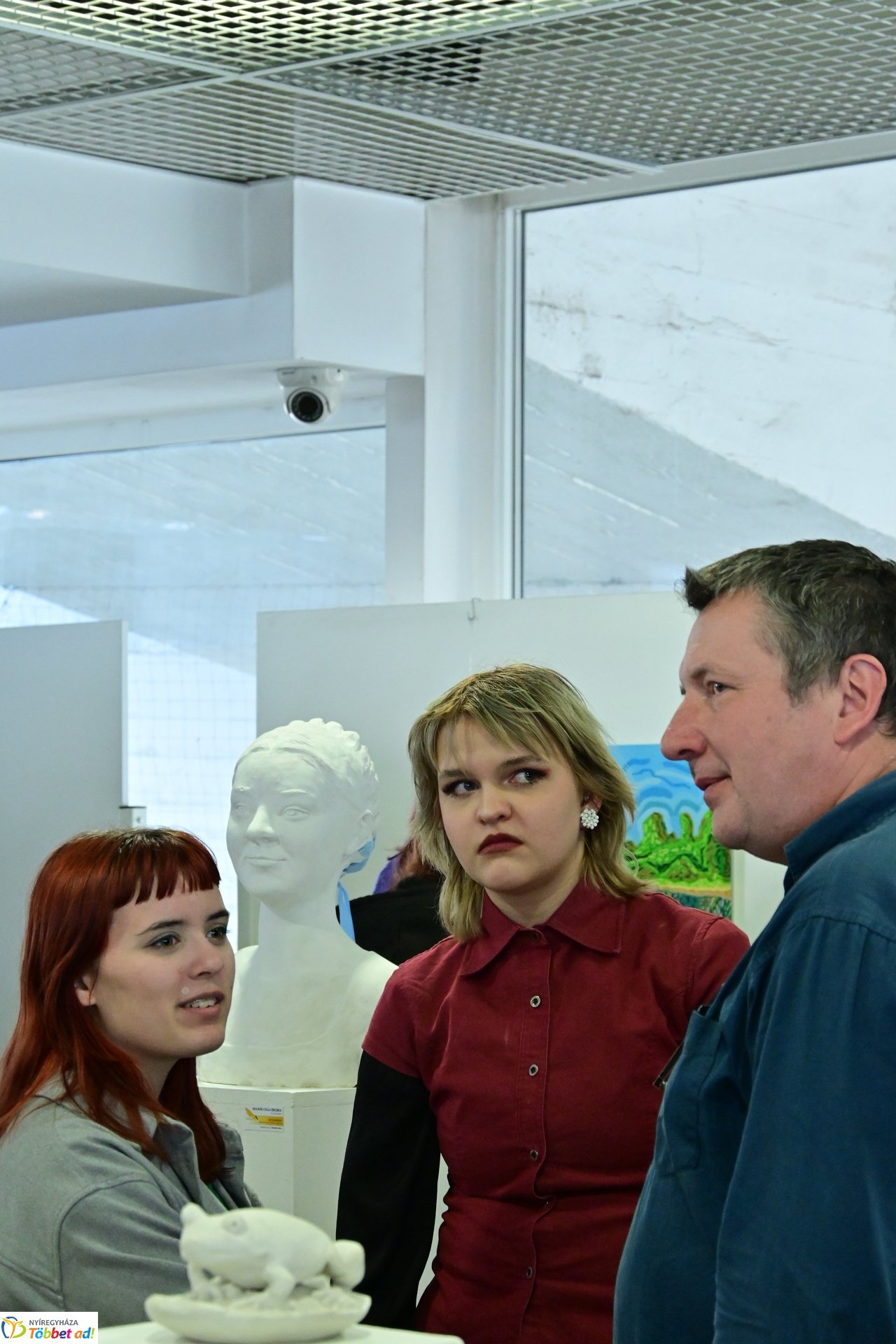 Művészetis kiállítás a kulturális központban 2025 márciusában