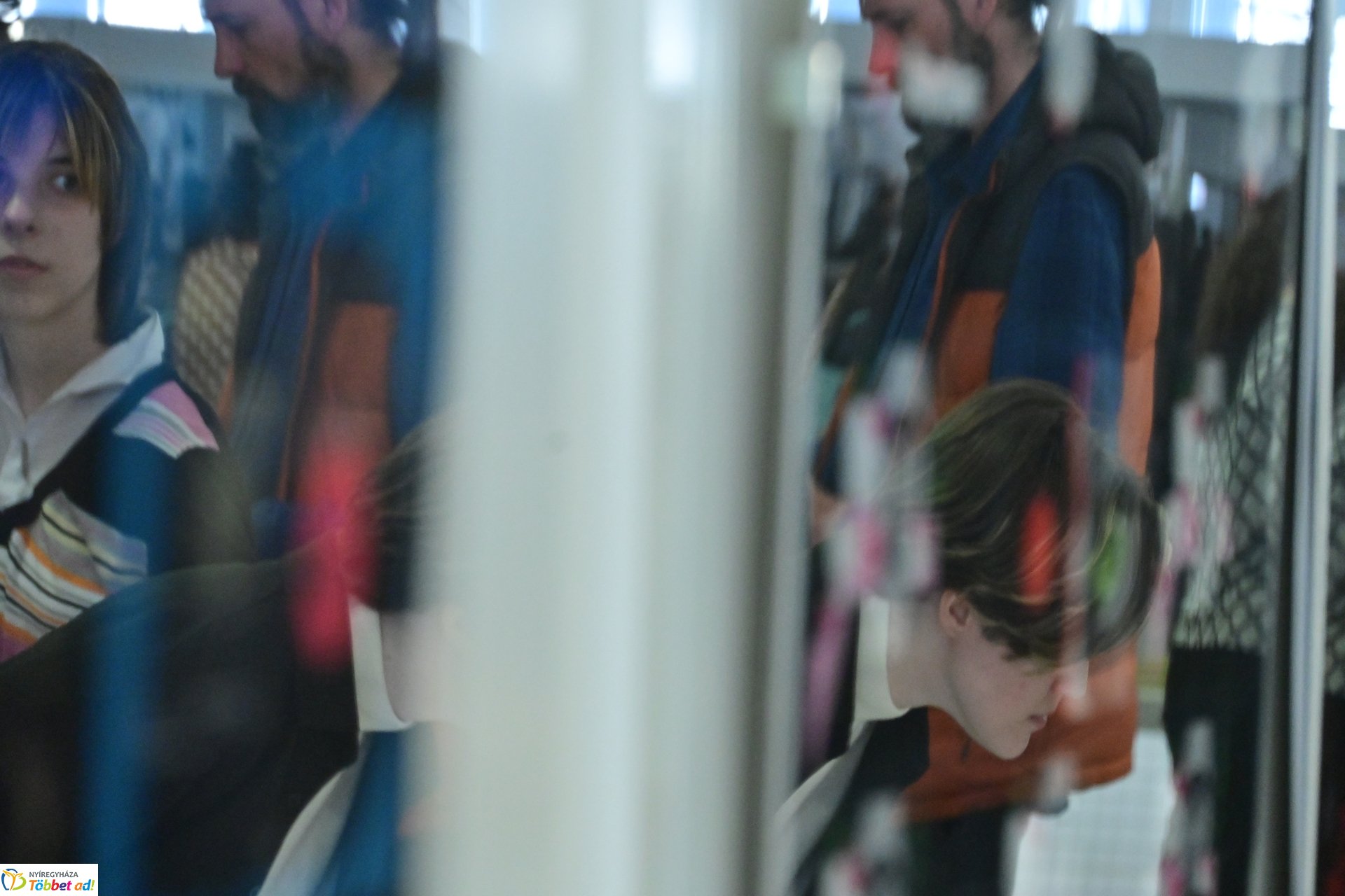 Művészetis kiállítás a kulturális központban 2025 márciusában