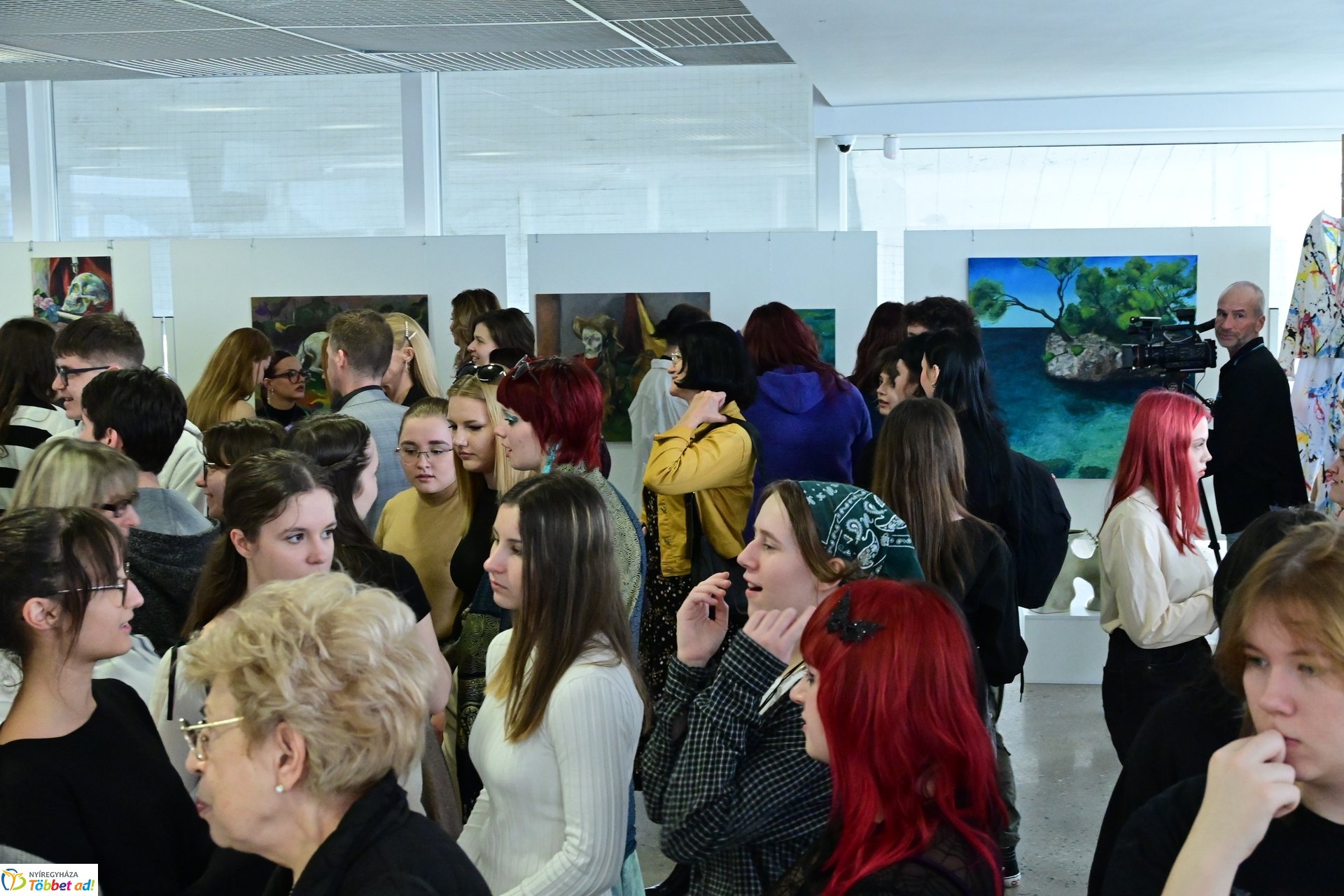 Művészetis kiállítás a kulturális központban 2025 márciusában