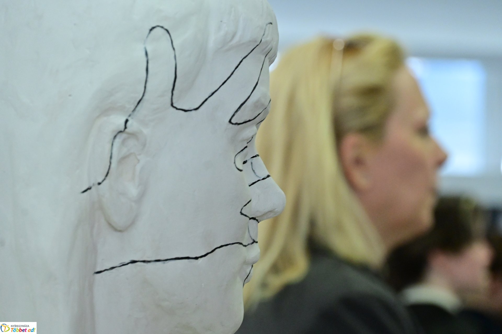 Művészetis kiállítás a kulturális központban 2025 márciusában