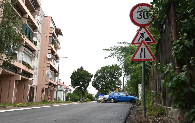 Nagyfelületű útjavítás az Irinyi János utcán