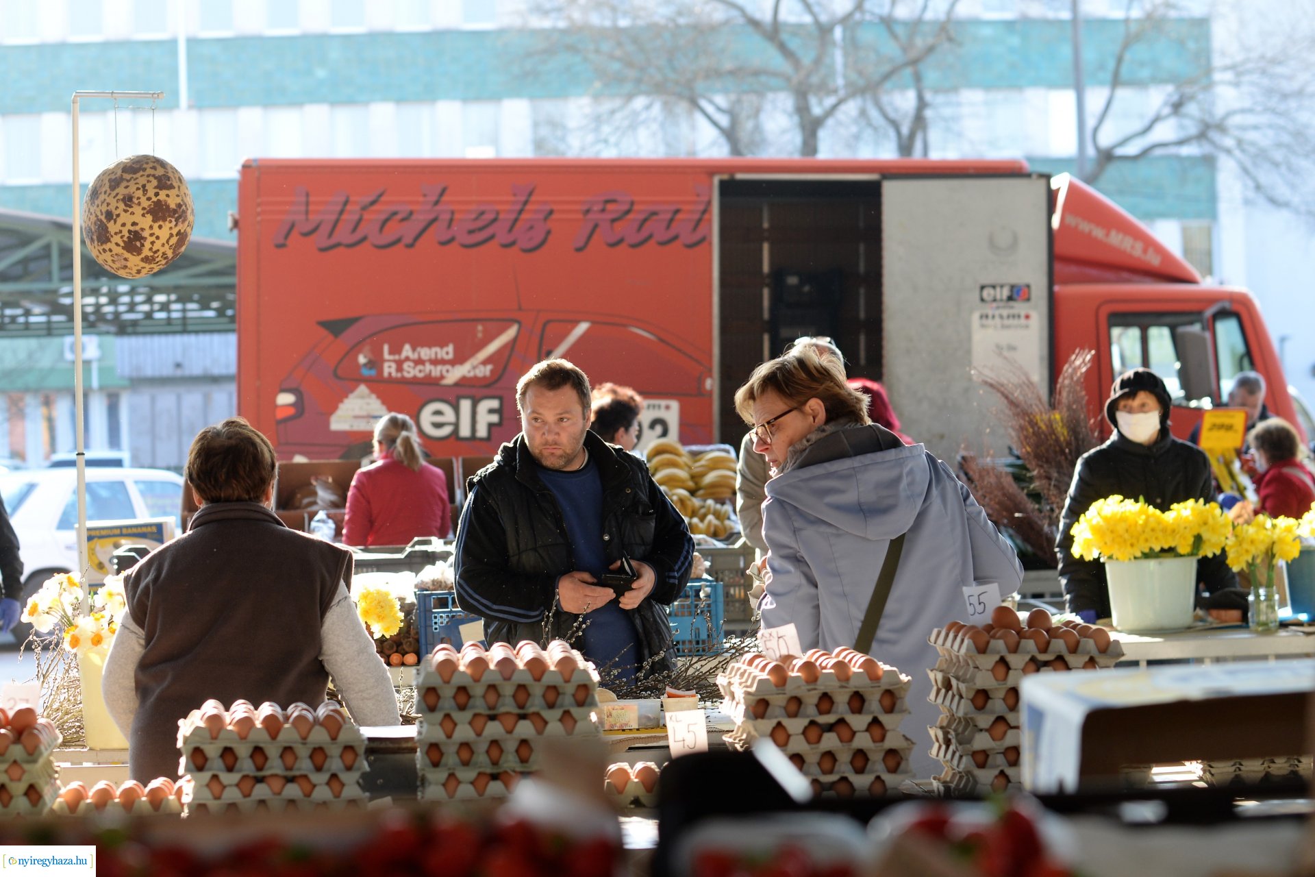 Nagypéntek a Búza téri piacon