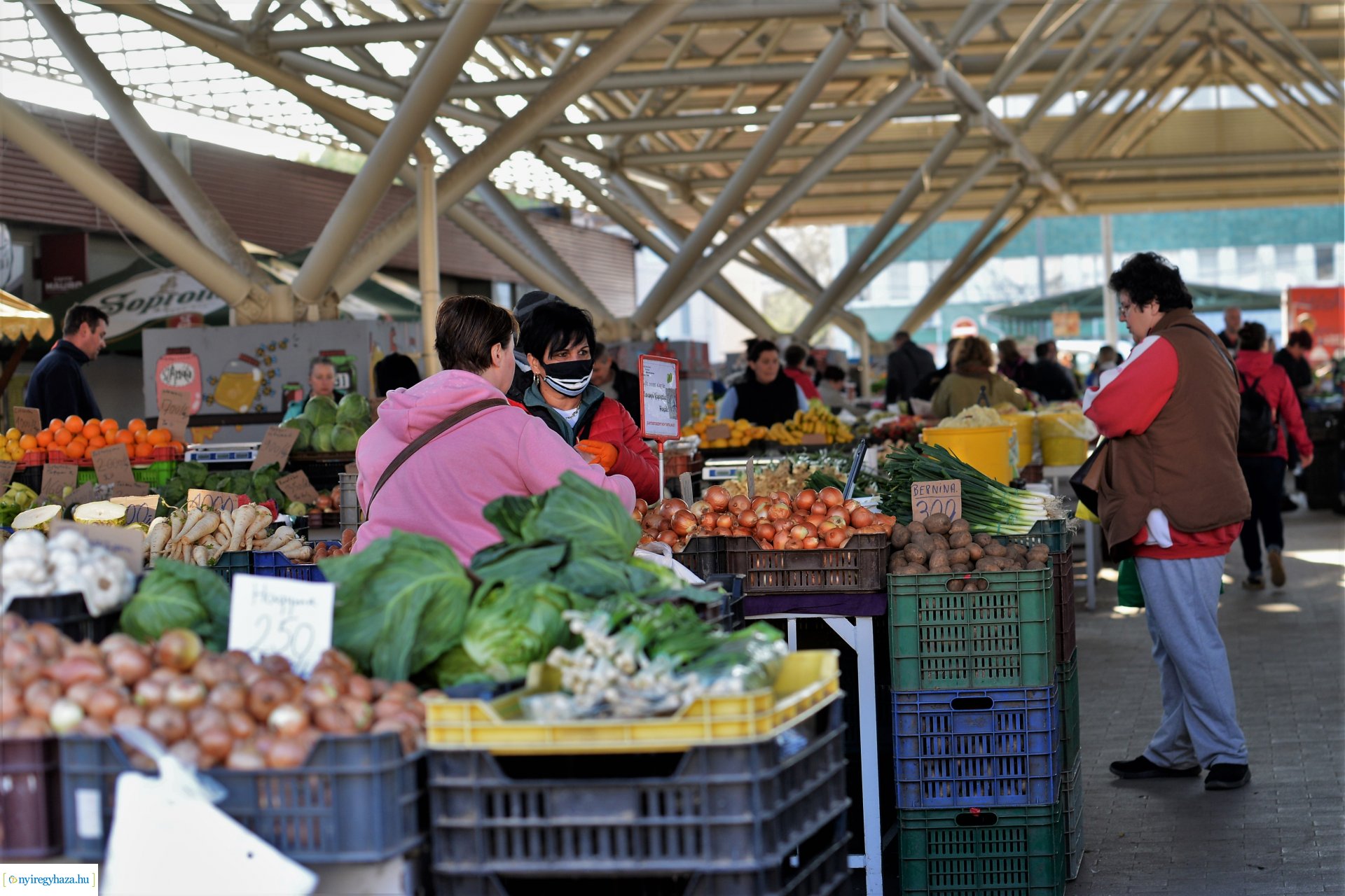 Nagypéntek a Búza téri piacon