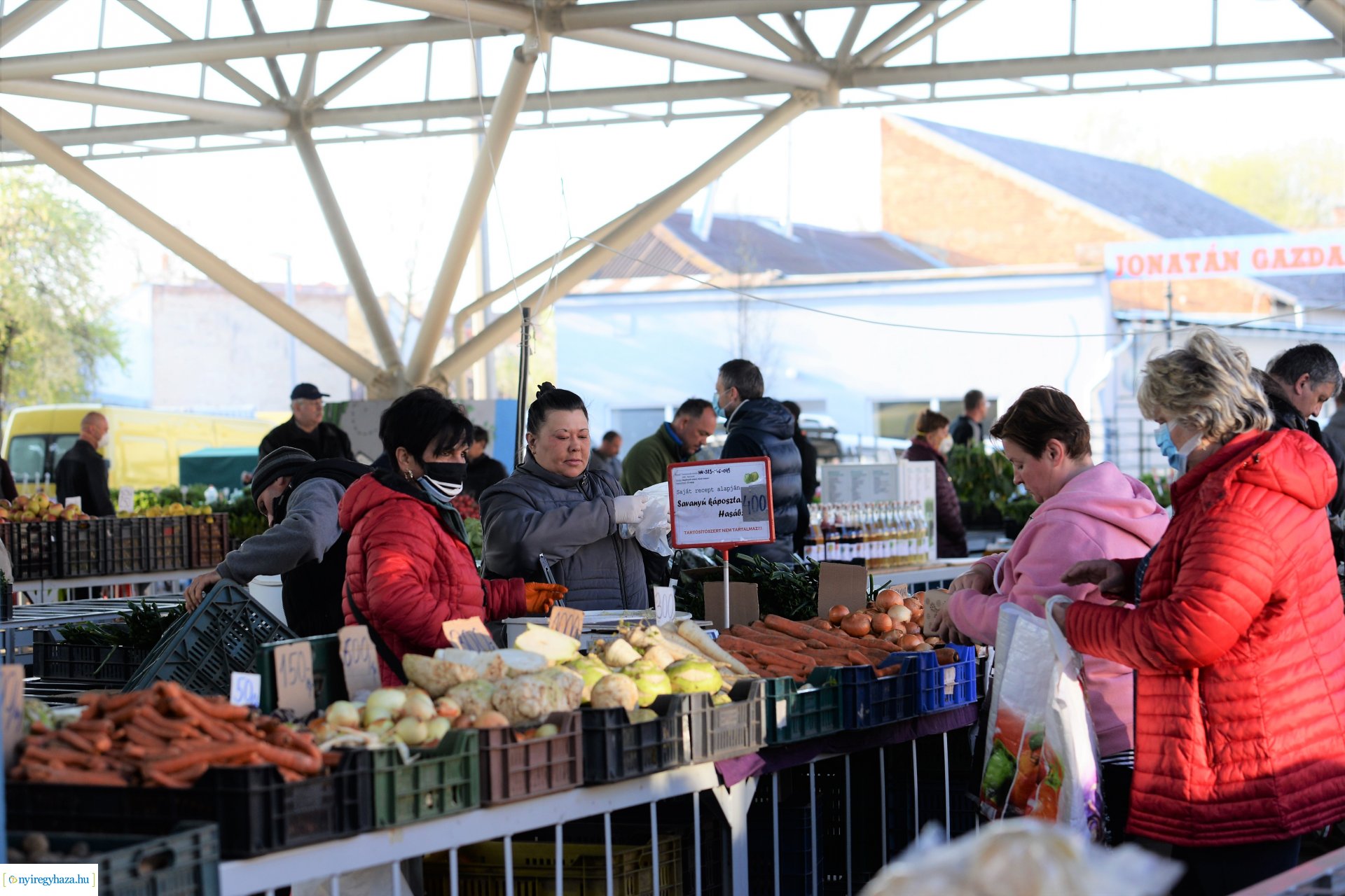 Nagypéntek a Búza téri piacon