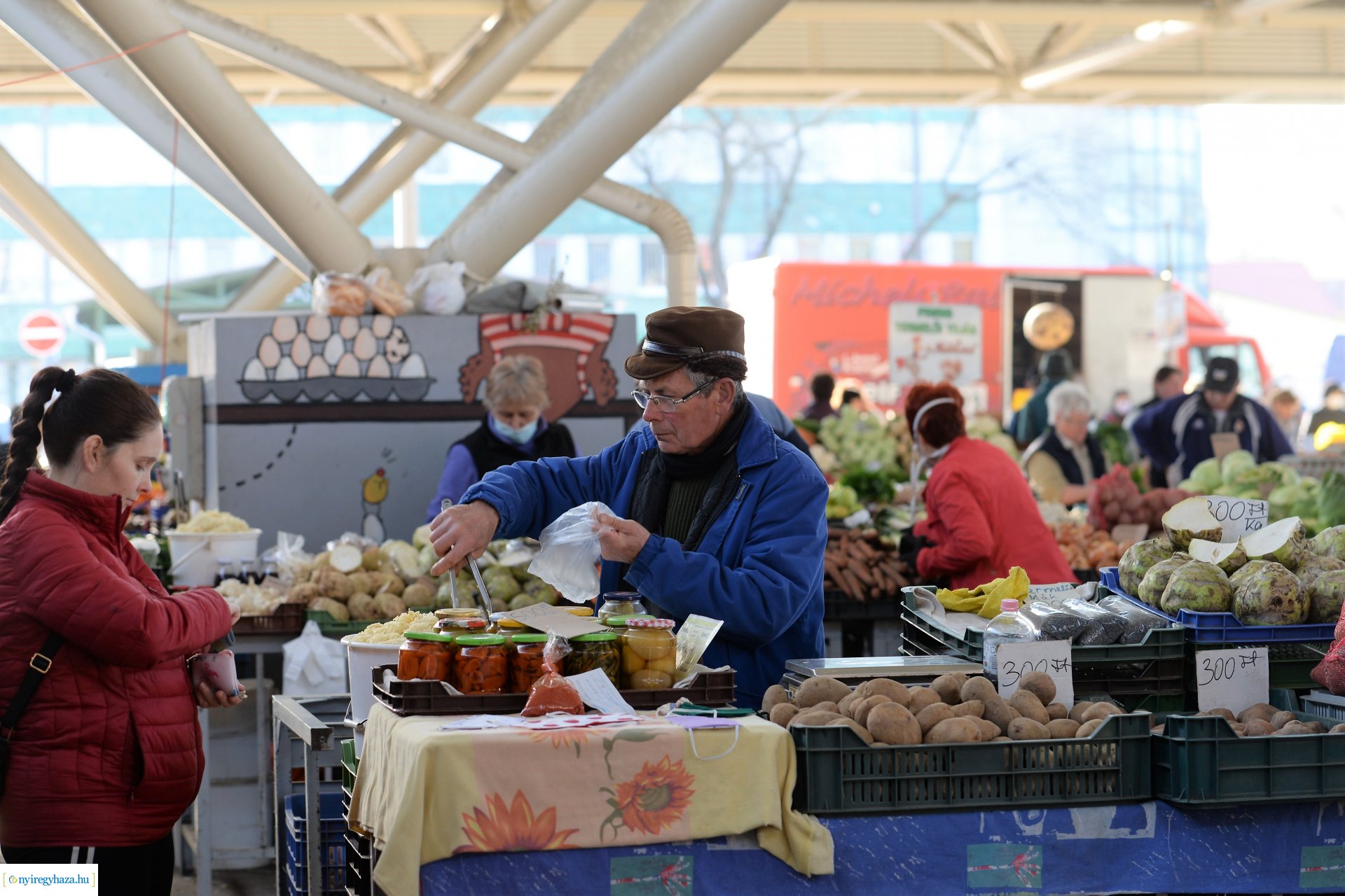 Nagypéntek a Búza téri piacon