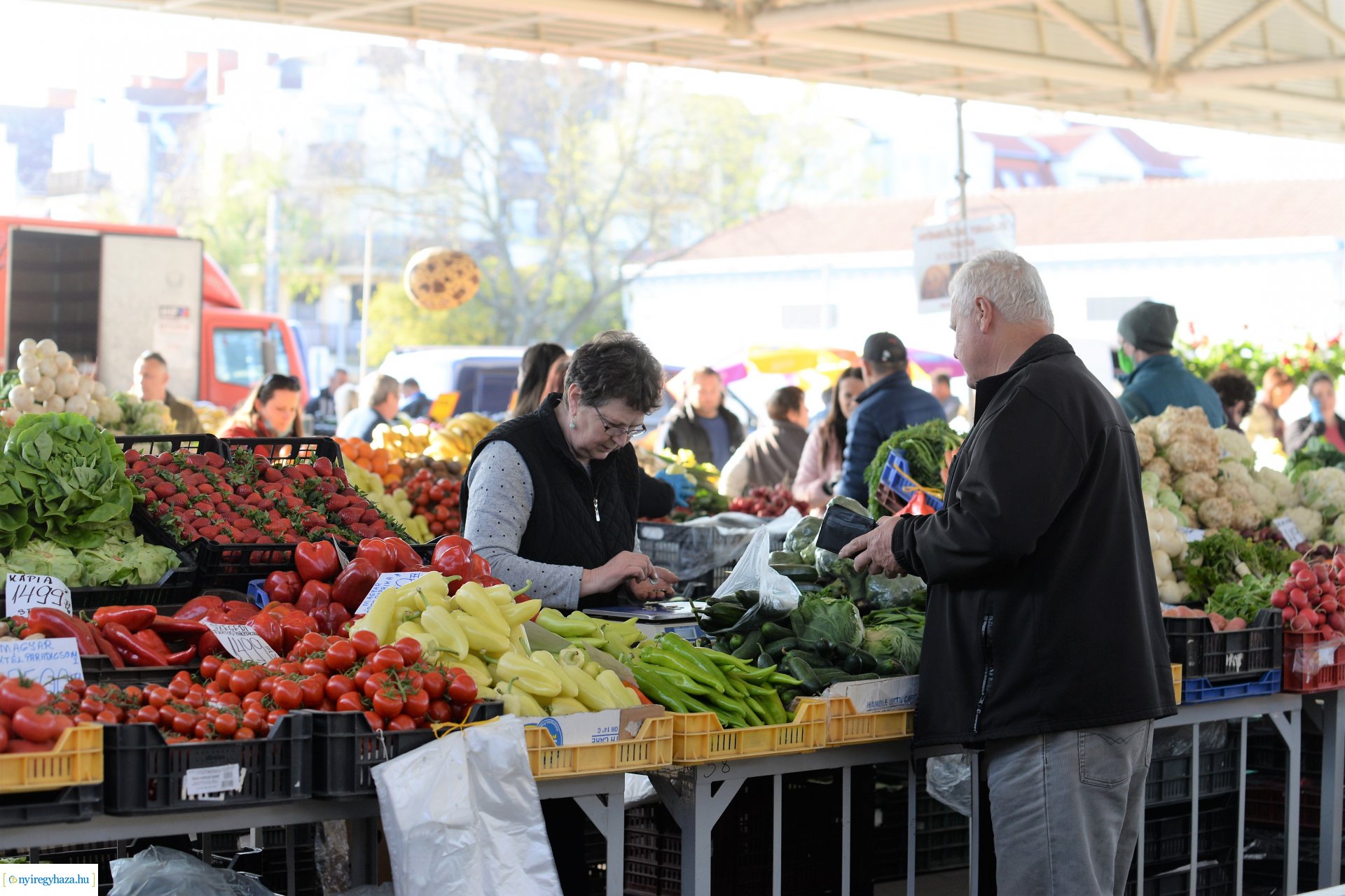 Nagypéntek a Búza téri piacon