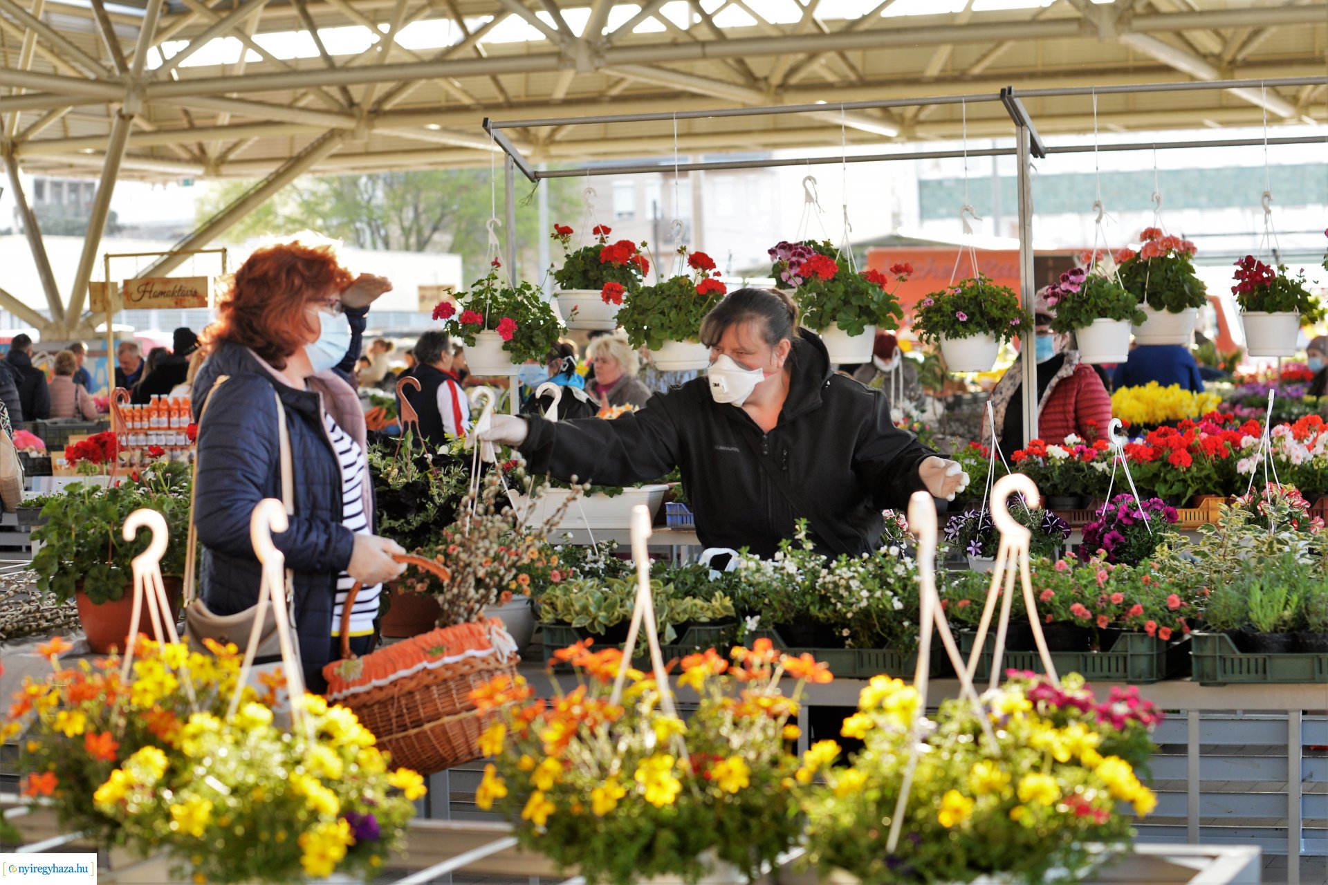 Nagypéntek a Búza téri piacon
