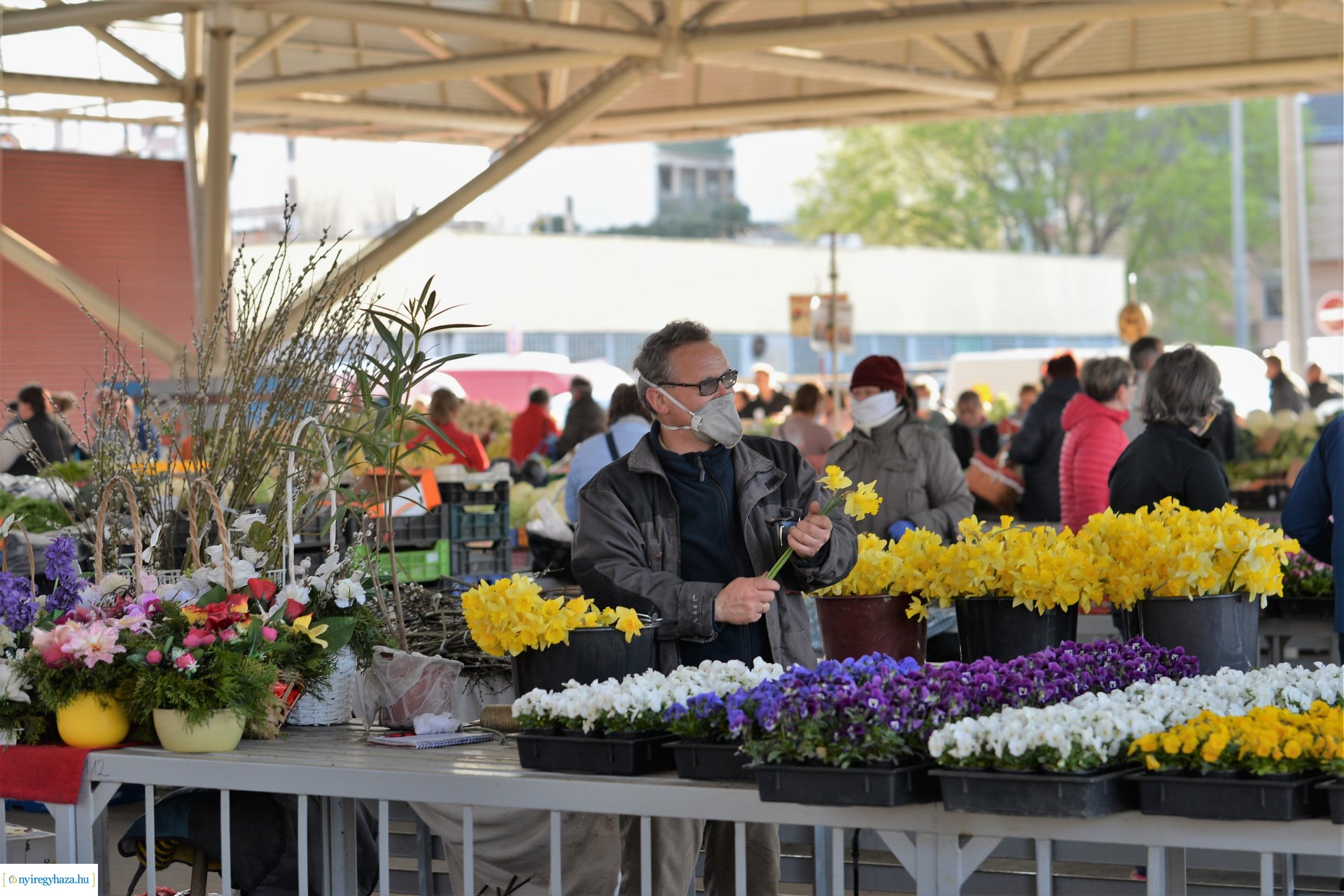 Nagypéntek a Búza téri piacon