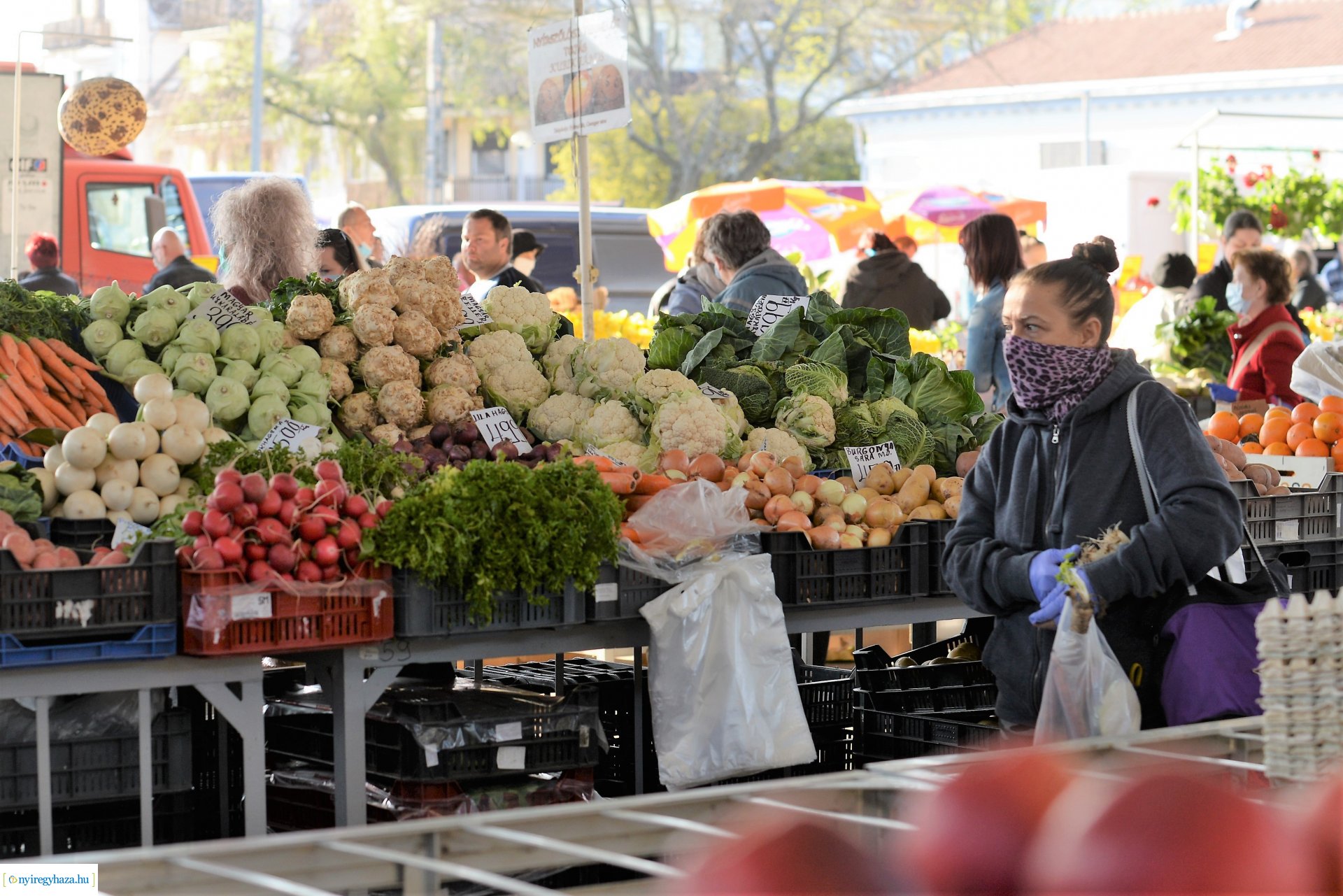 Nagypéntek a Búza téri piacon