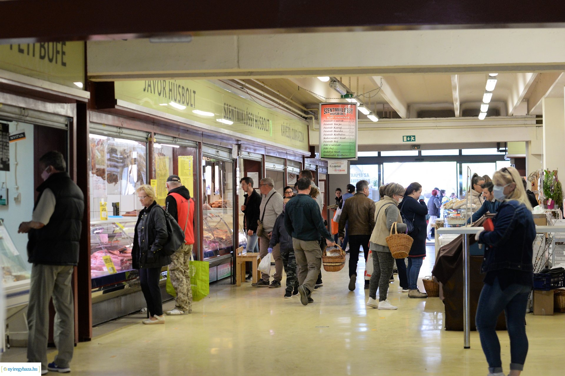 Nagypéntek a Búza téri piacon