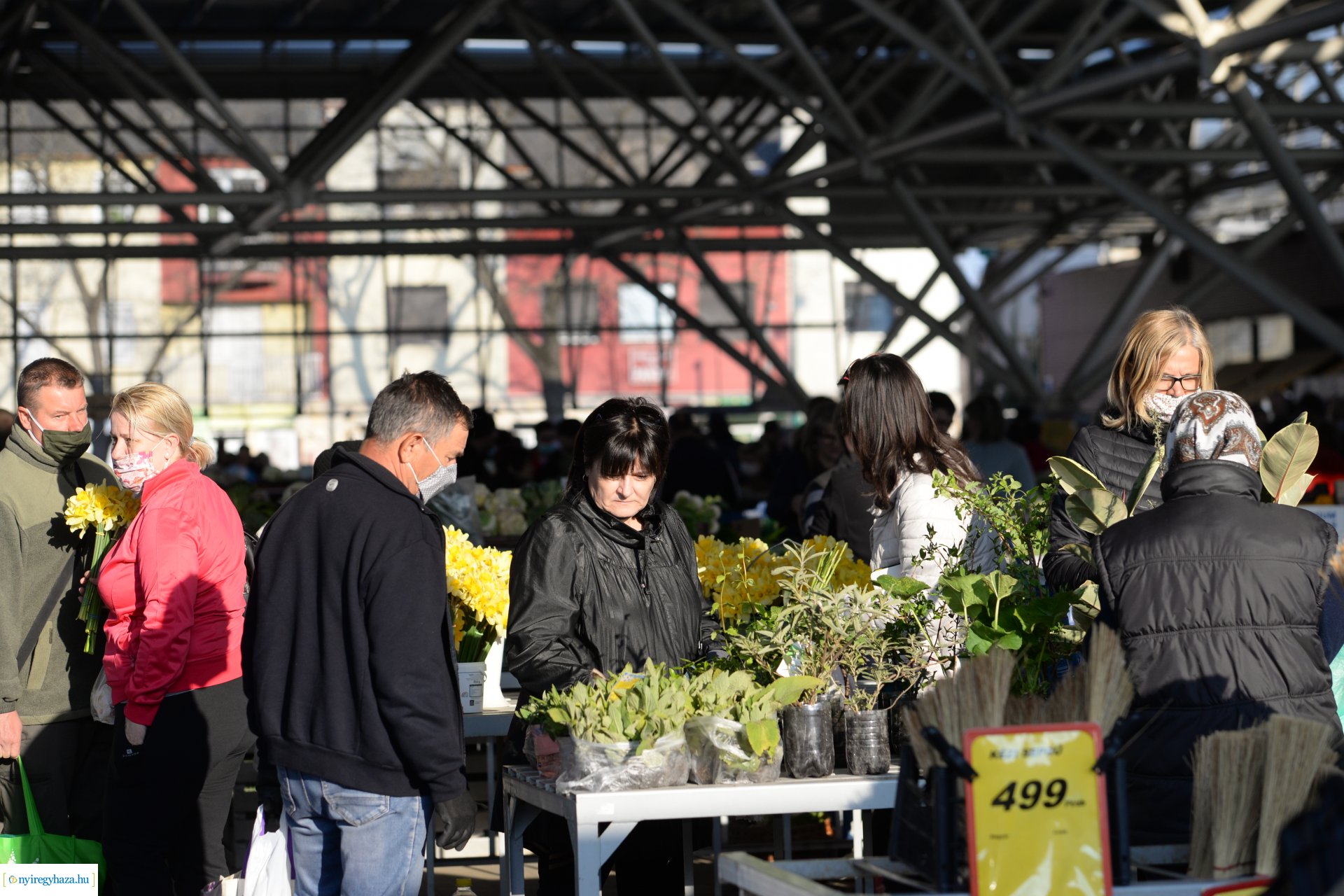 Nagypéntek a Búza téri piacon