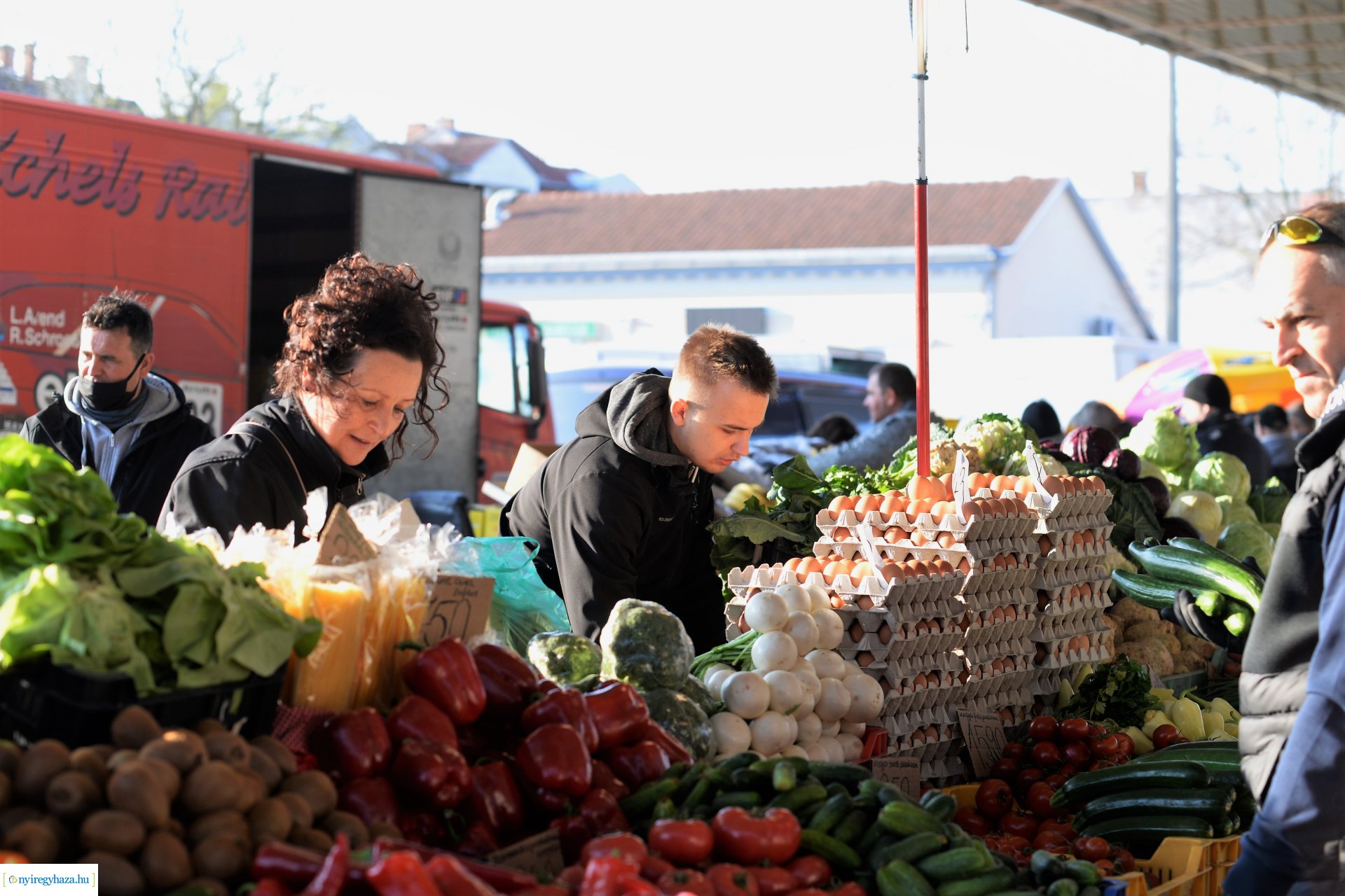 Nagypéntek a Búza téri piacon