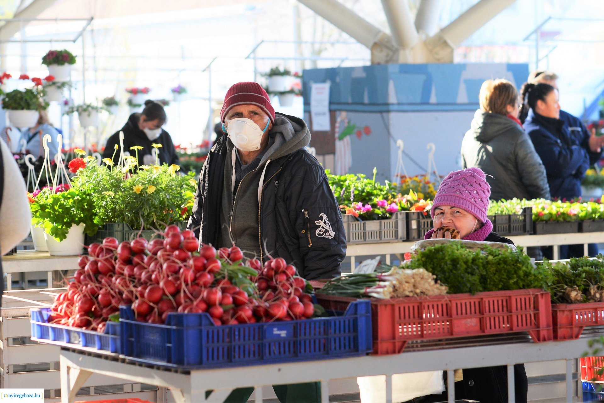 Nagypéntek a Búza téri piacon