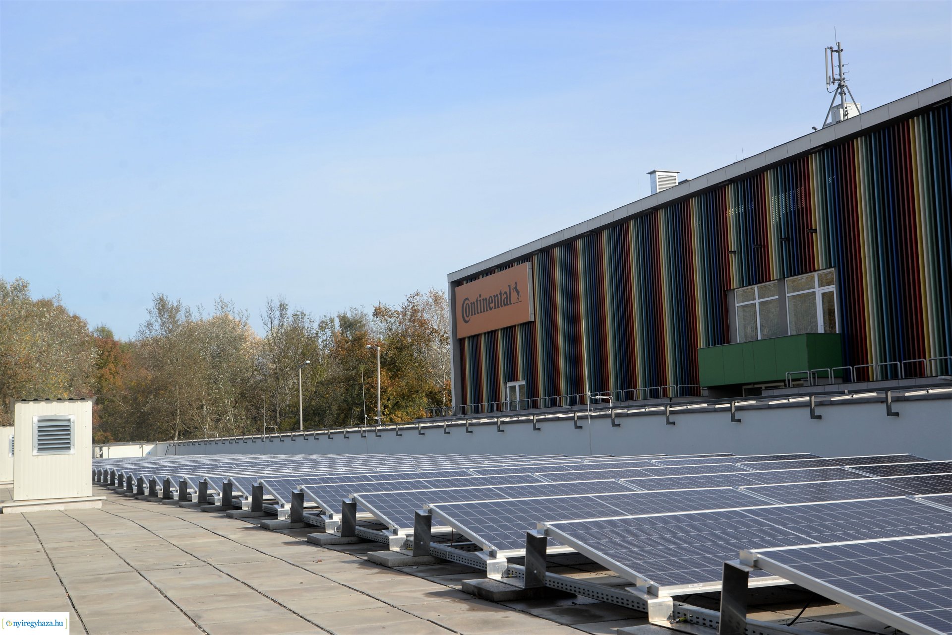 Napelemek a Városi Uszodán