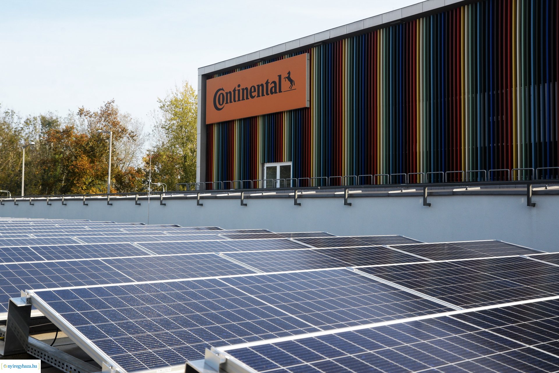 Napelemek a Városi Uszodán