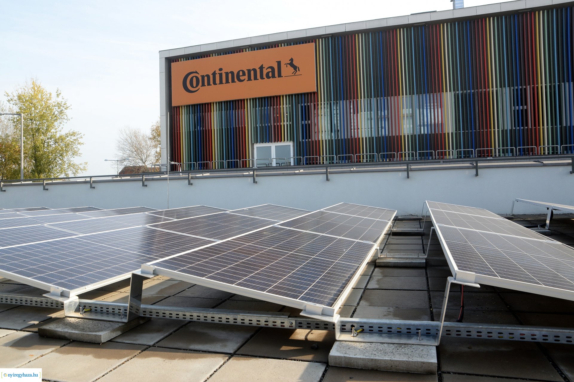 Napelemek a Városi Uszodán