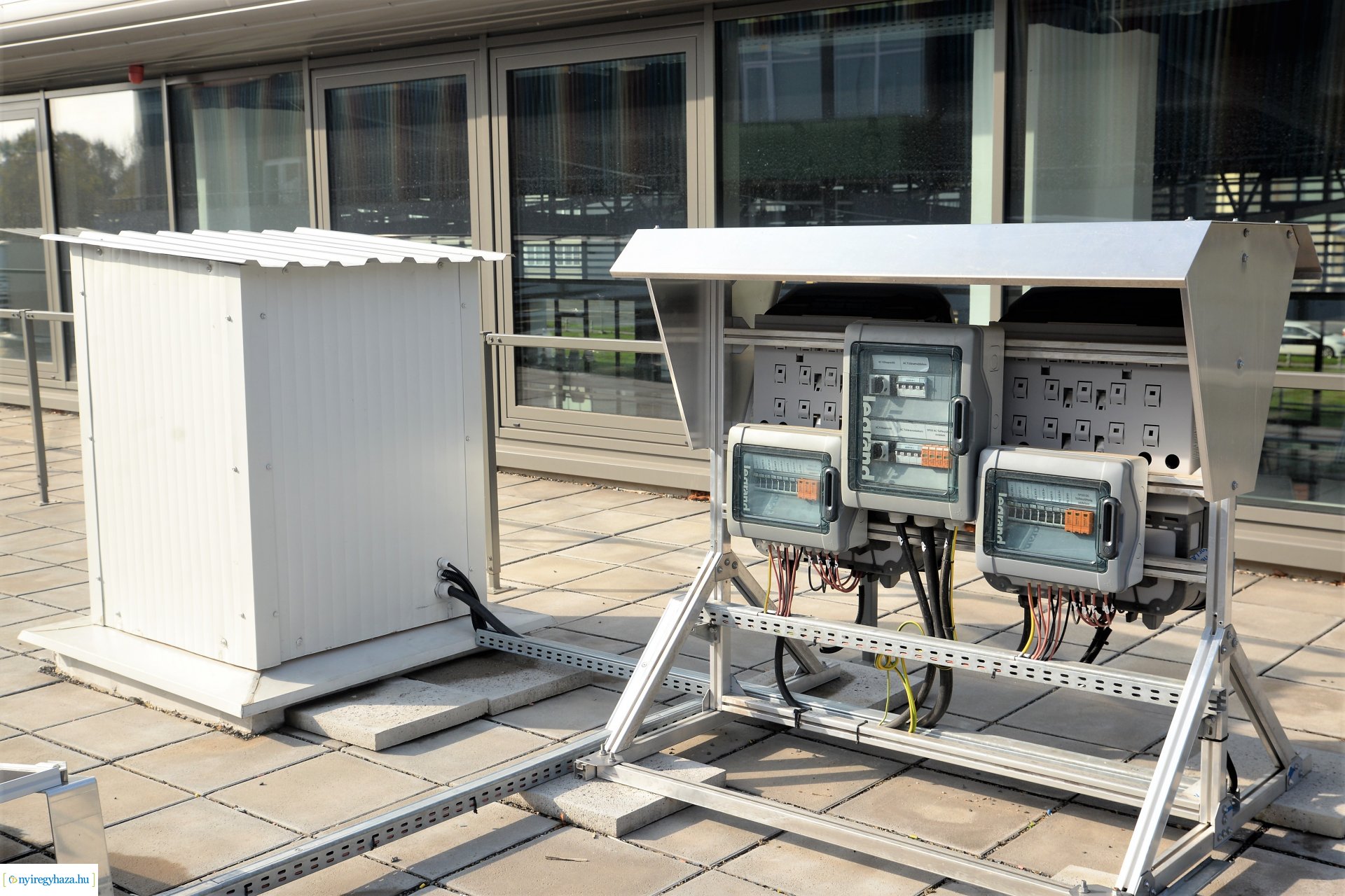 Napelemek a Városi Uszodán