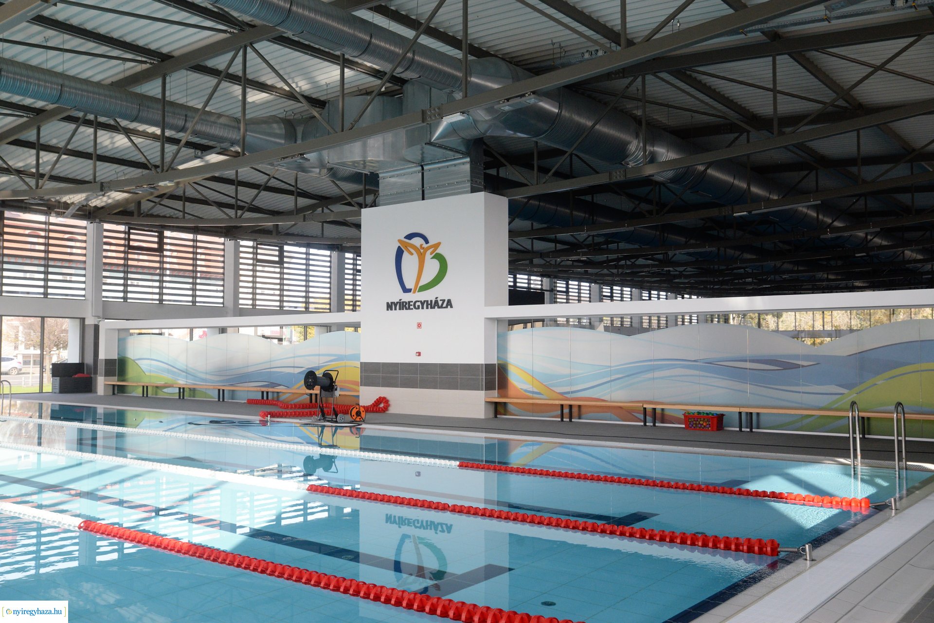 Napelemek a Városi Uszodán