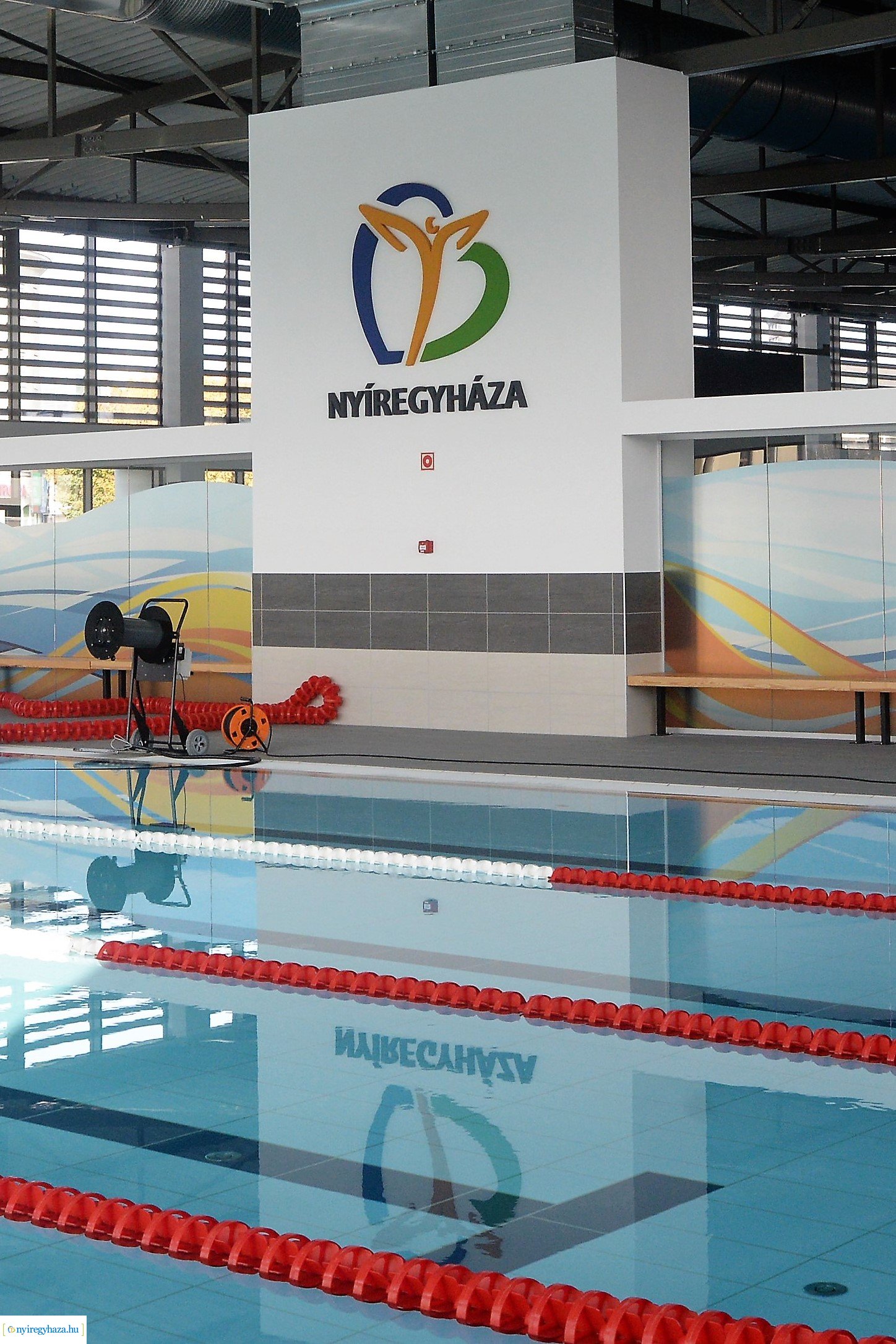 Napelemek a Városi Uszodán