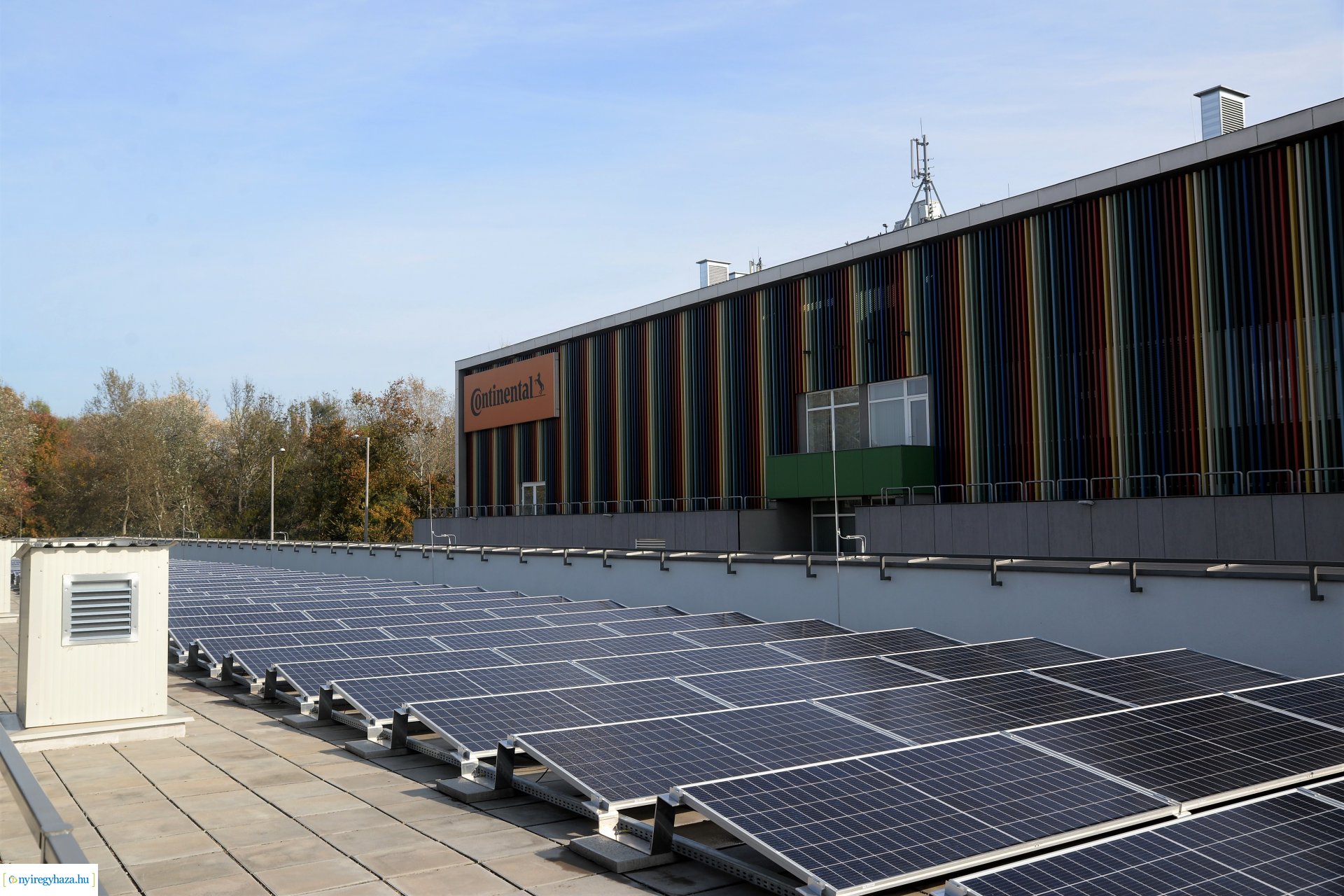 Napelemek a Városi Uszodán