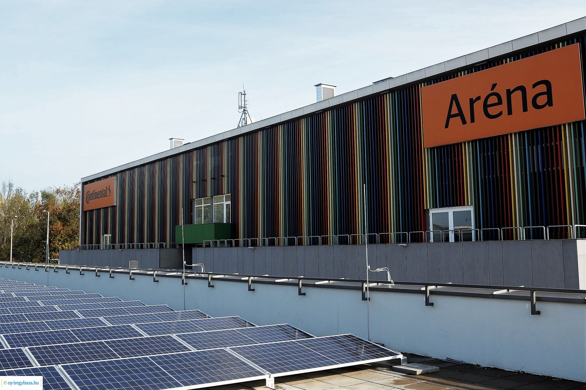 Napelemek a Városi Uszodán