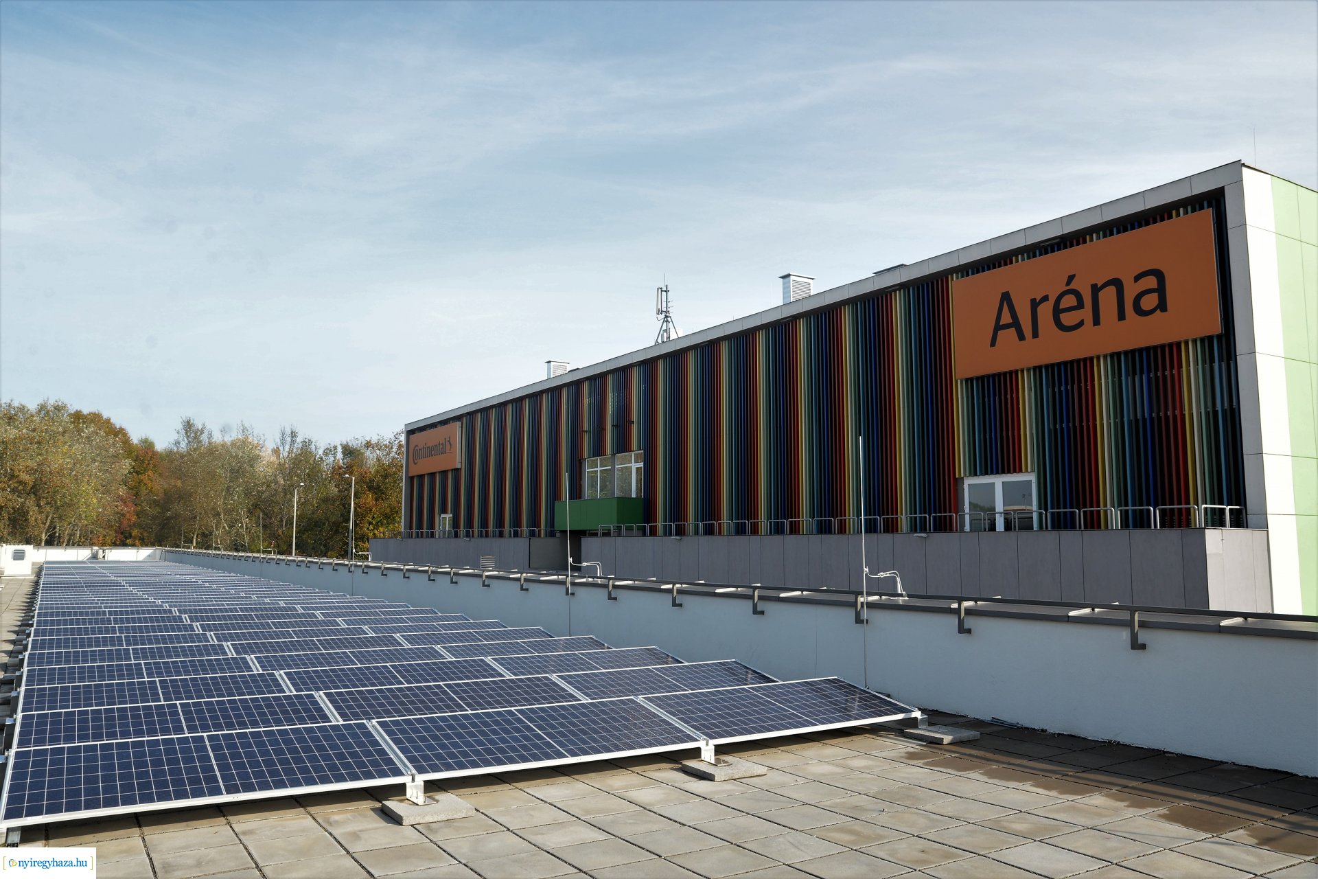 Napelemek a Városi Uszodán