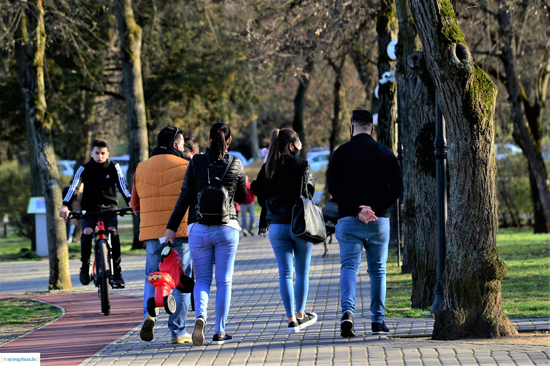 Napsütéses tavaszi délután Sóstón