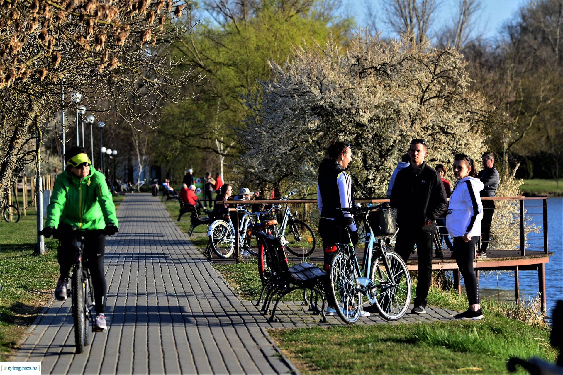Napsütéses tavaszi délután Sóstón