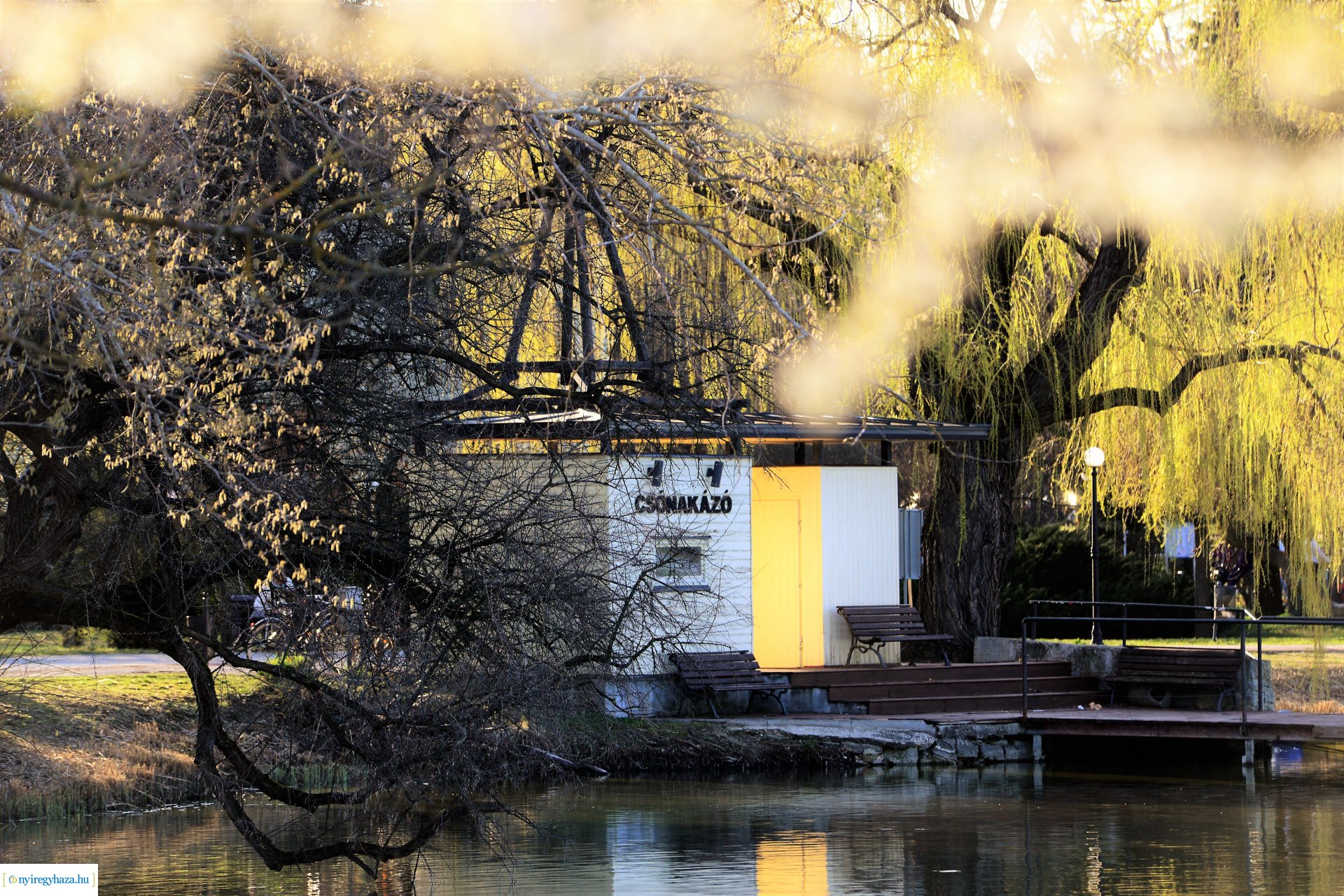 Napsütéses tavaszi délután Sóstón