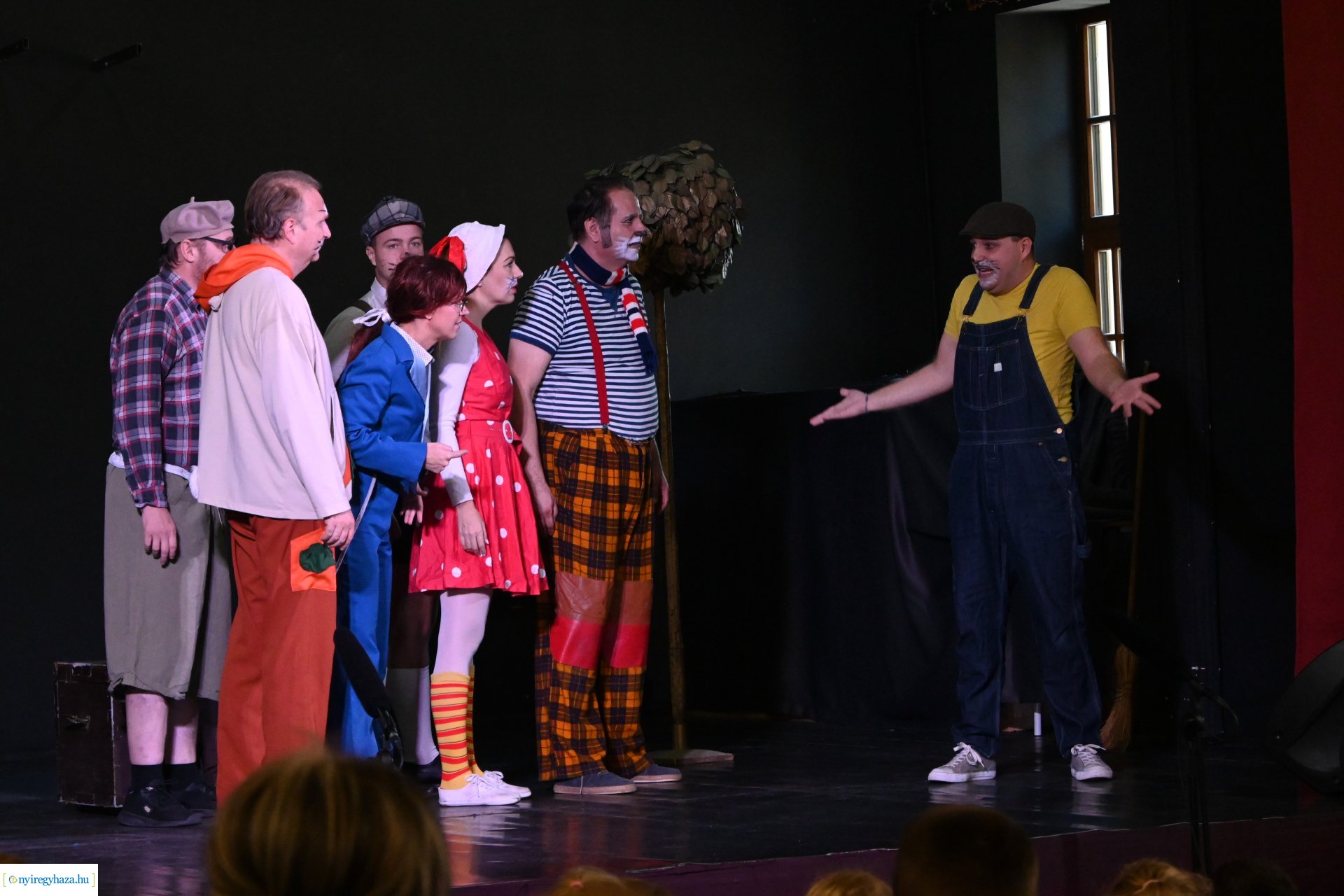 Négyszögletű kerek erdő a Kölyökvárban