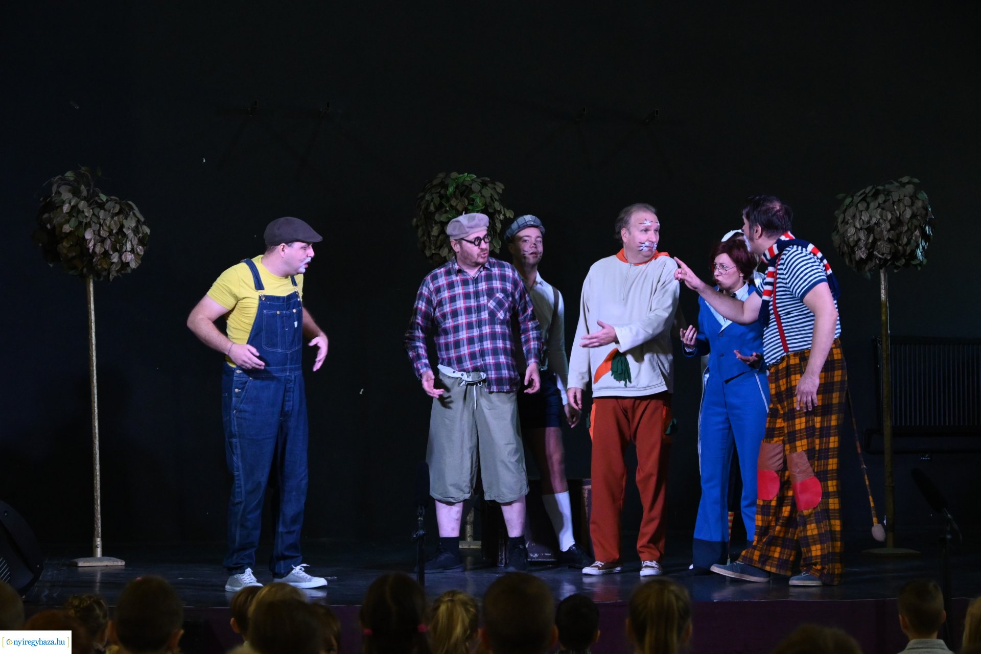 Négyszögletű kerek erdő a Kölyökvárban