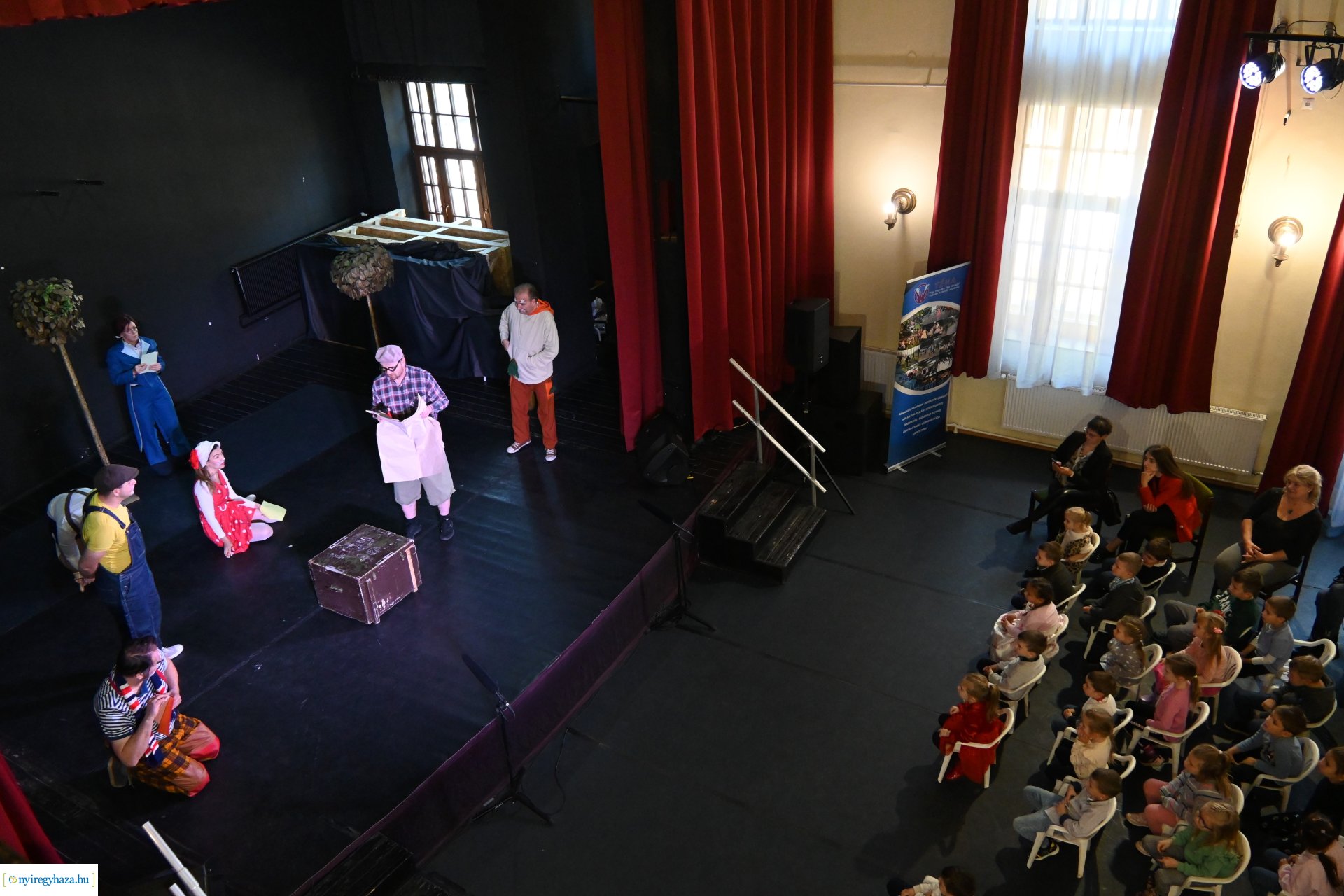 Négyszögletű kerek erdő a Kölyökvárban