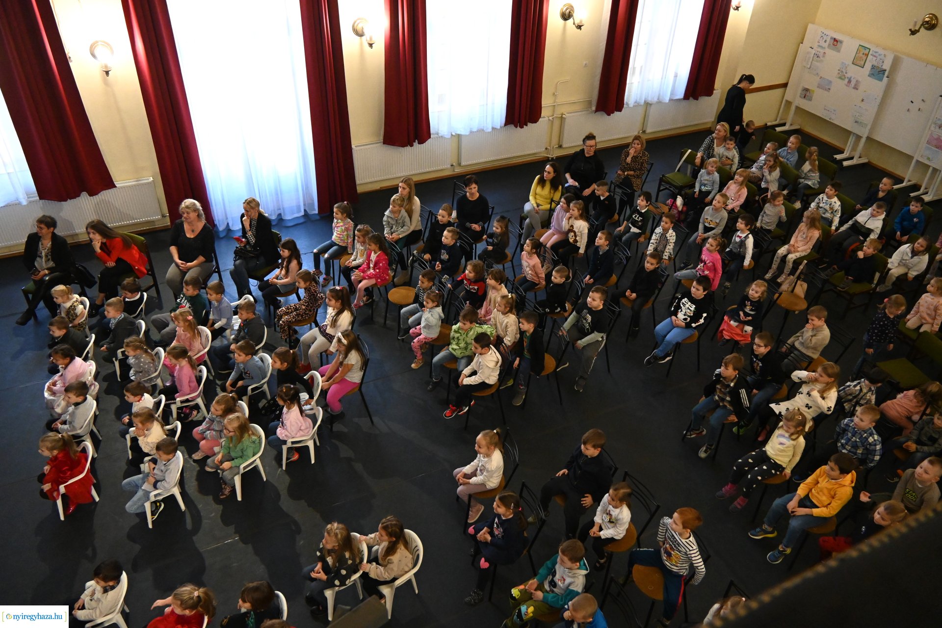 Négyszögletű kerek erdő a Kölyökvárban