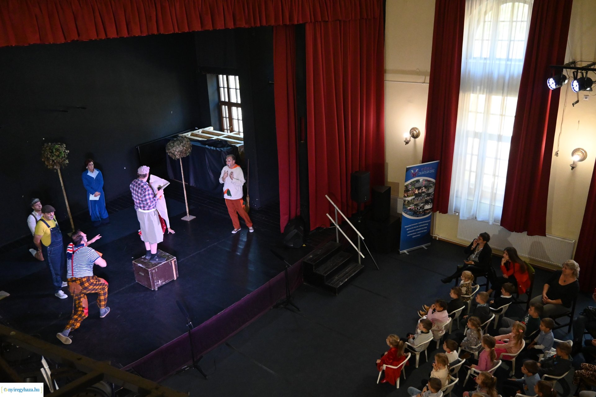 Négyszögletű kerek erdő a Kölyökvárban