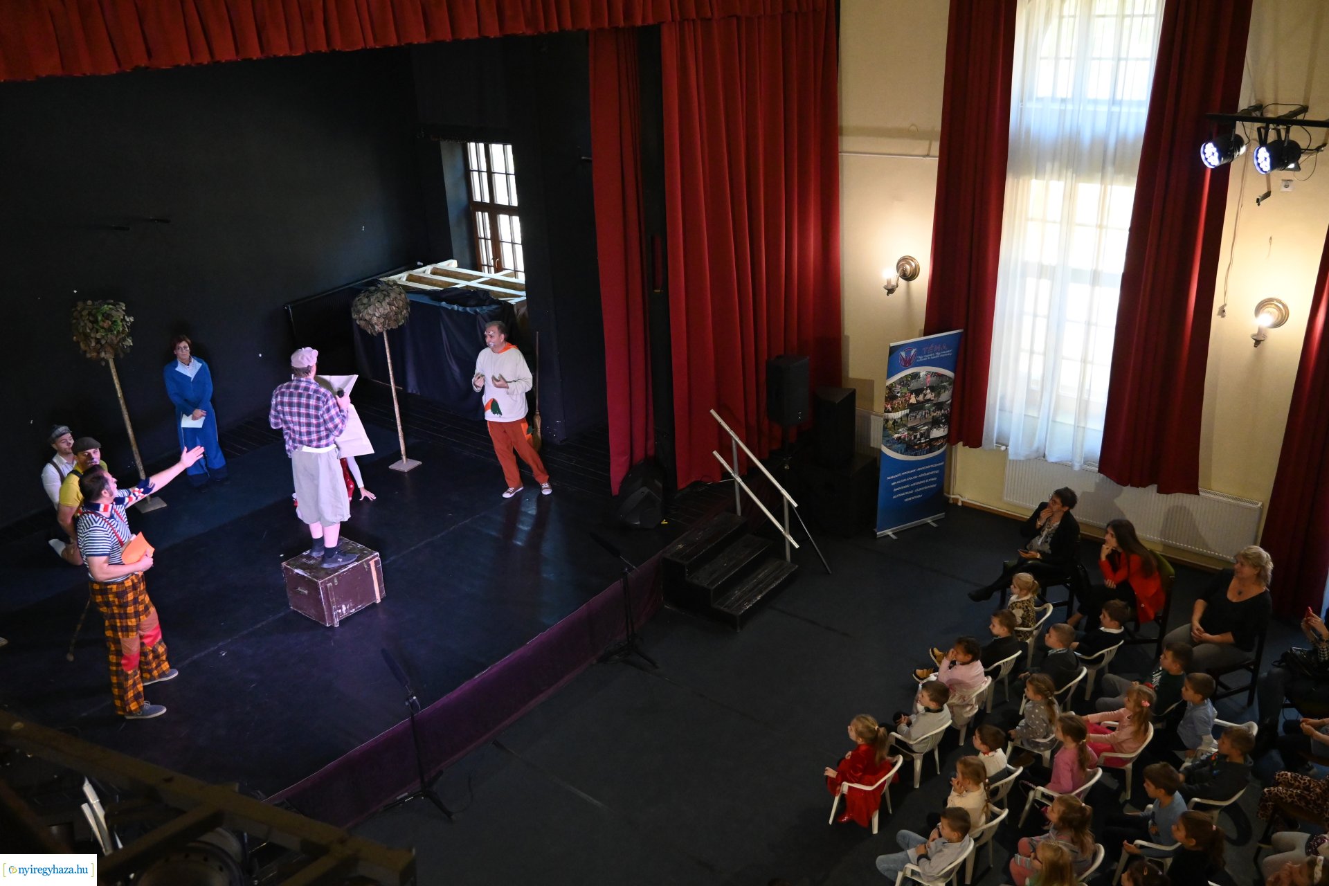 Négyszögletű kerek erdő a Kölyökvárban