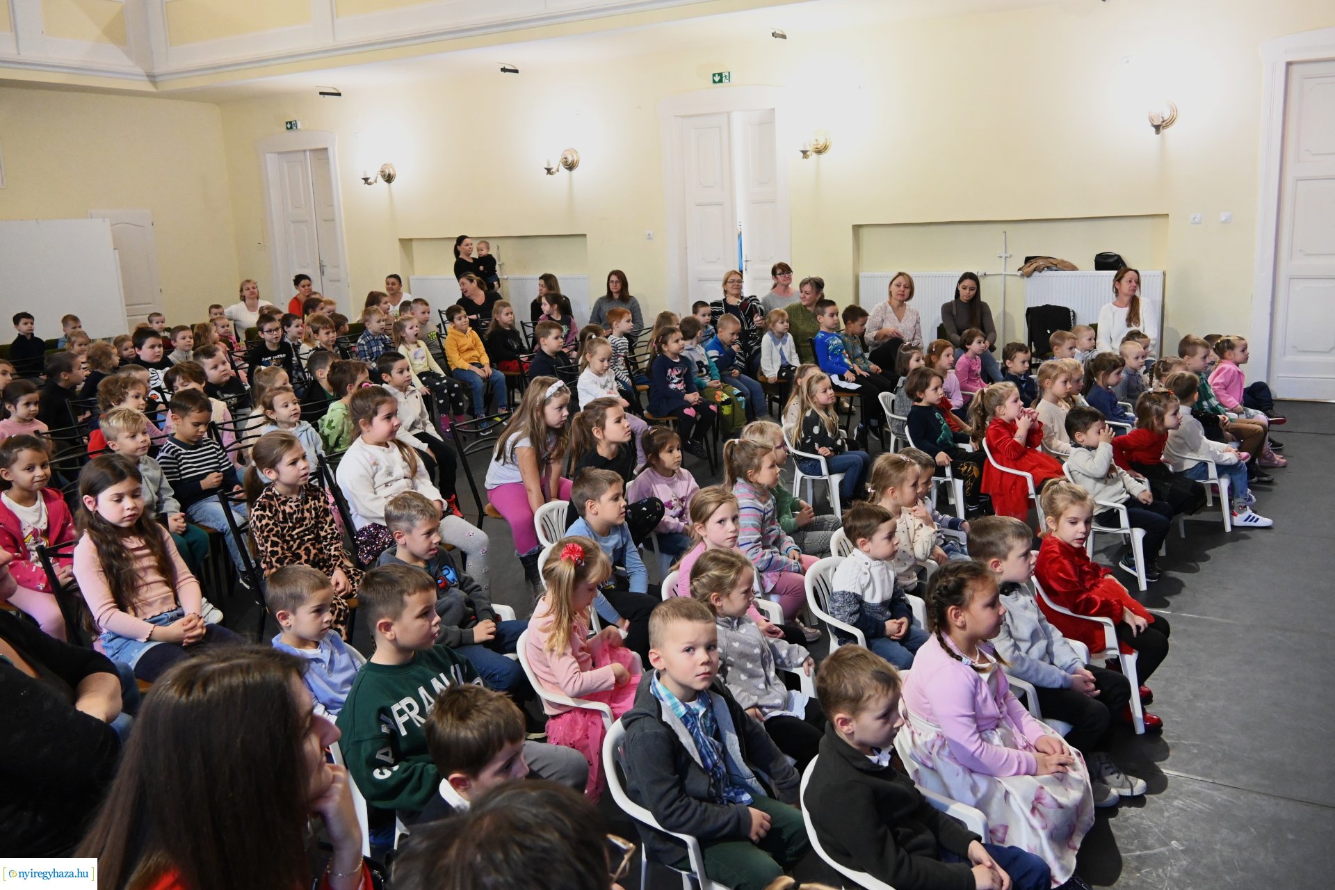 Négyszögletű kerek erdő a Kölyökvárban