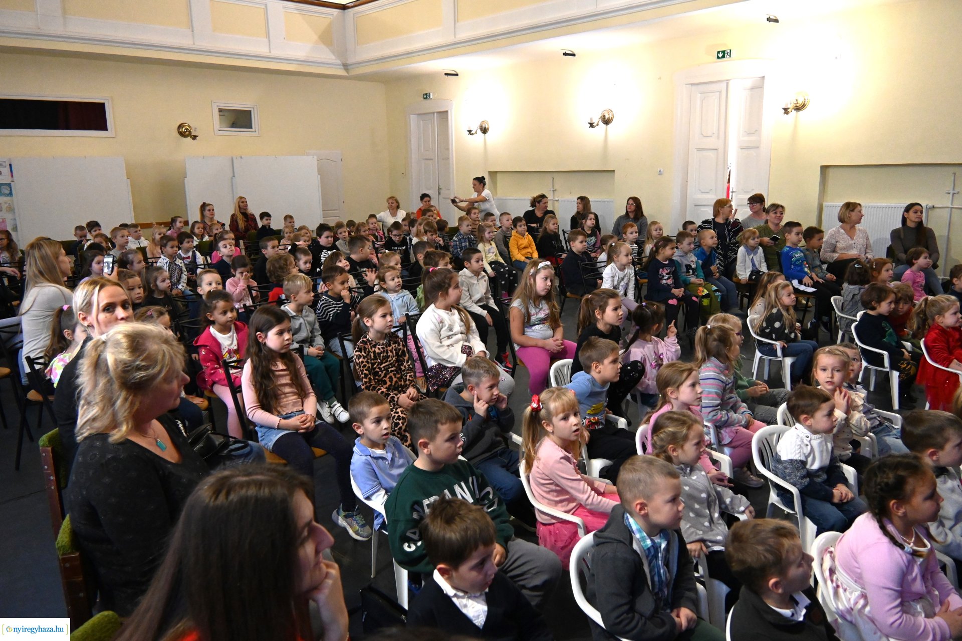 Négyszögletű kerek erdő a Kölyökvárban