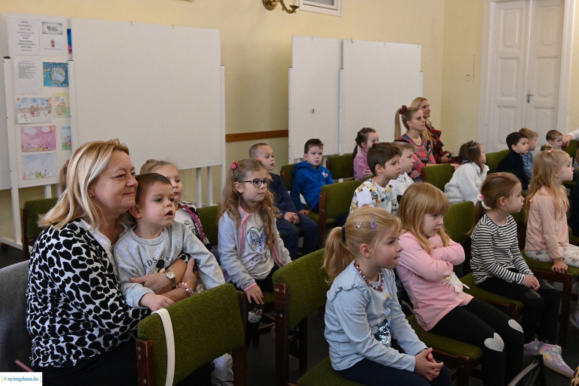 Négyszögletű kerek erdő a Kölyökvárban