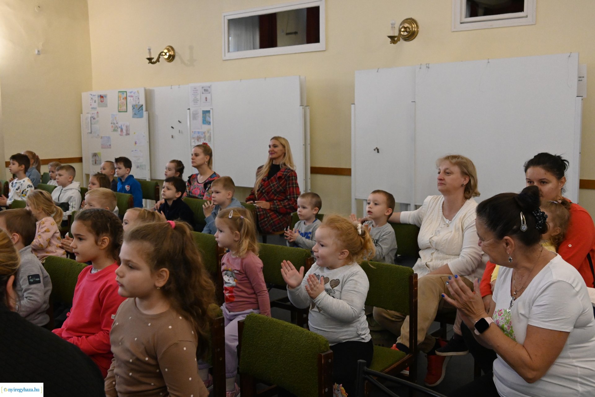 Négyszögletű kerek erdő a Kölyökvárban