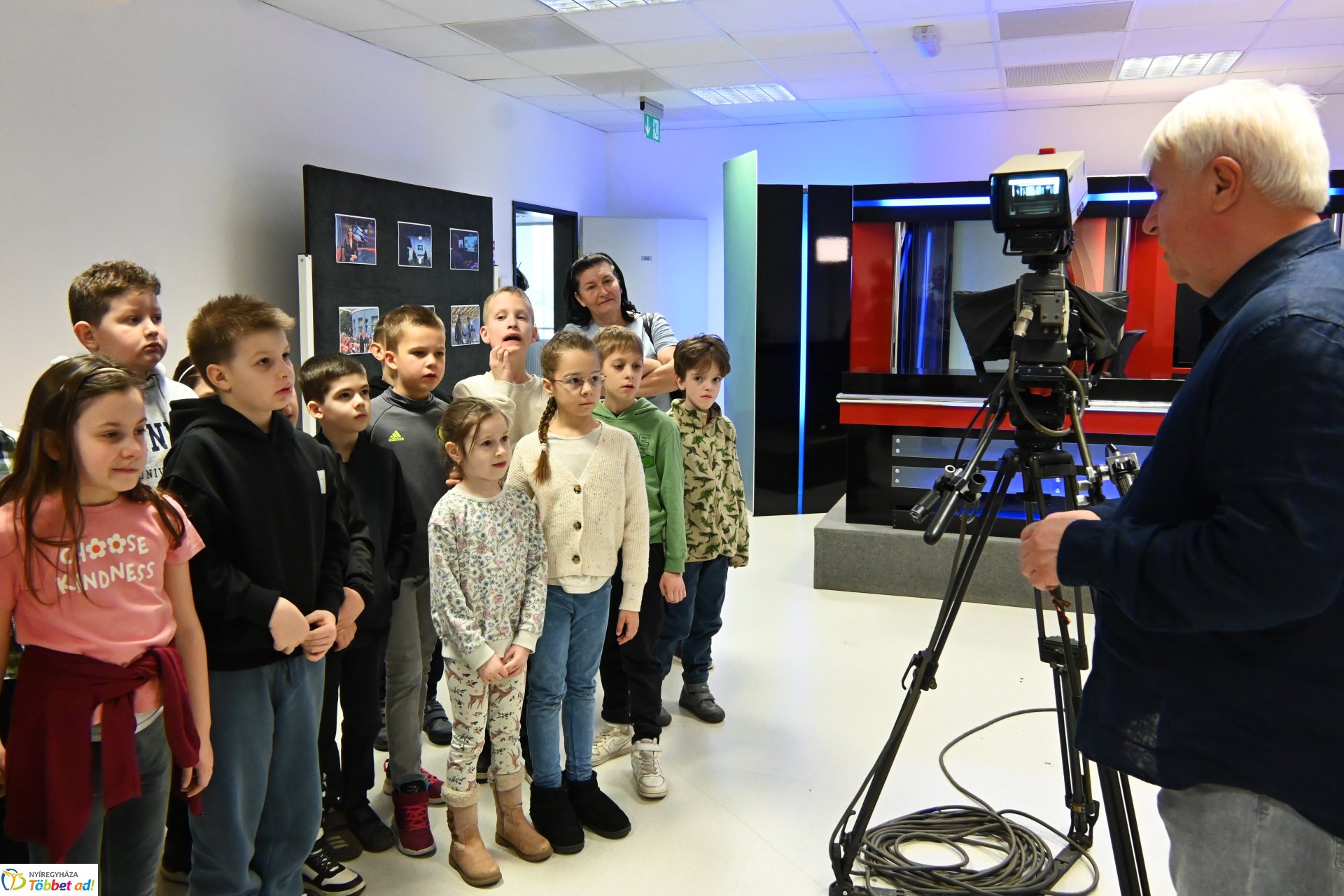 Negyven éves a Nyíregyházi Televízió - iskolások látogattak a stúdióba a születésnapon (szerda)