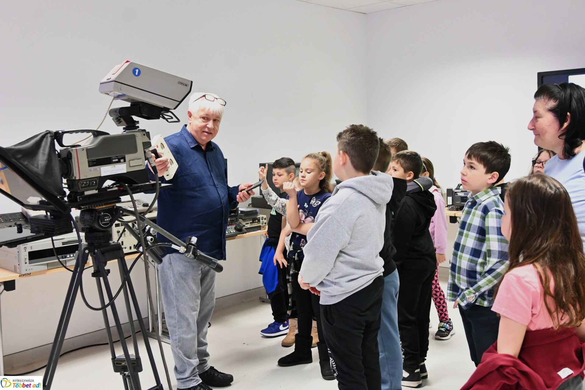 Negyven éves a Nyíregyházi Televízió - iskolások látogattak a stúdióba a születésnapon (szerda)