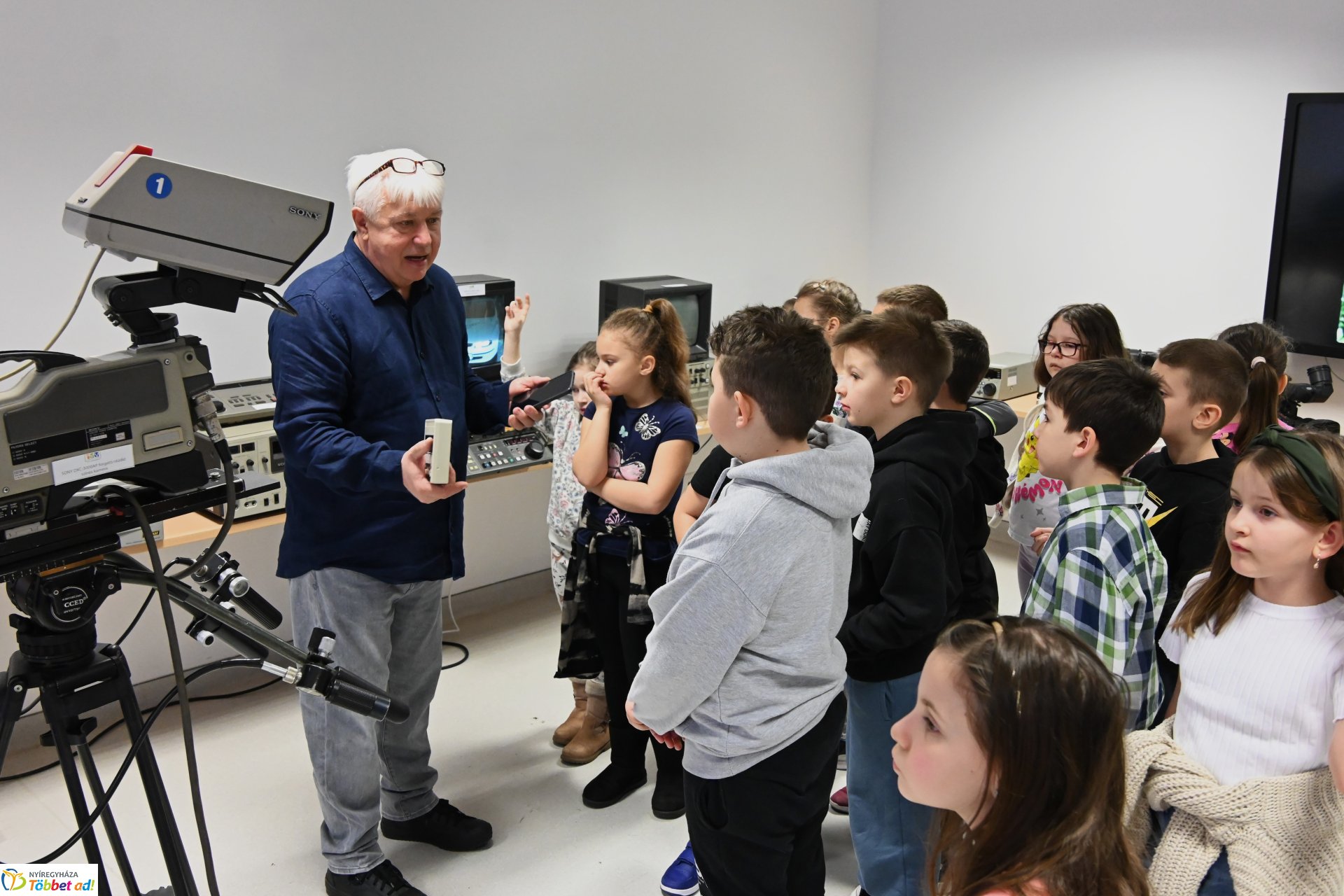Negyven éves a Nyíregyházi Televízió - iskolások látogattak a stúdióba a születésnapon (szerda)