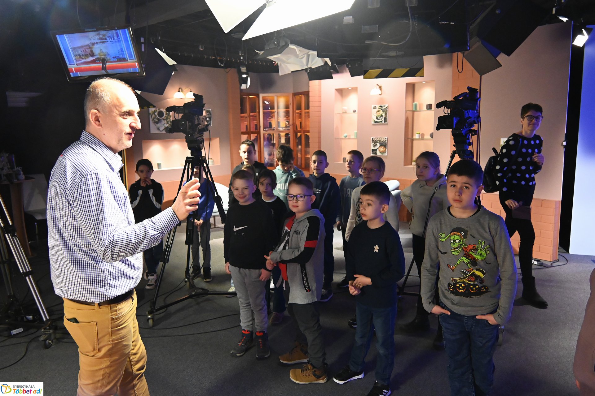 Negyven éves a Nyíregyházi Televízió - iskolások látogattak a stúdióba a születésnapon (szerda)