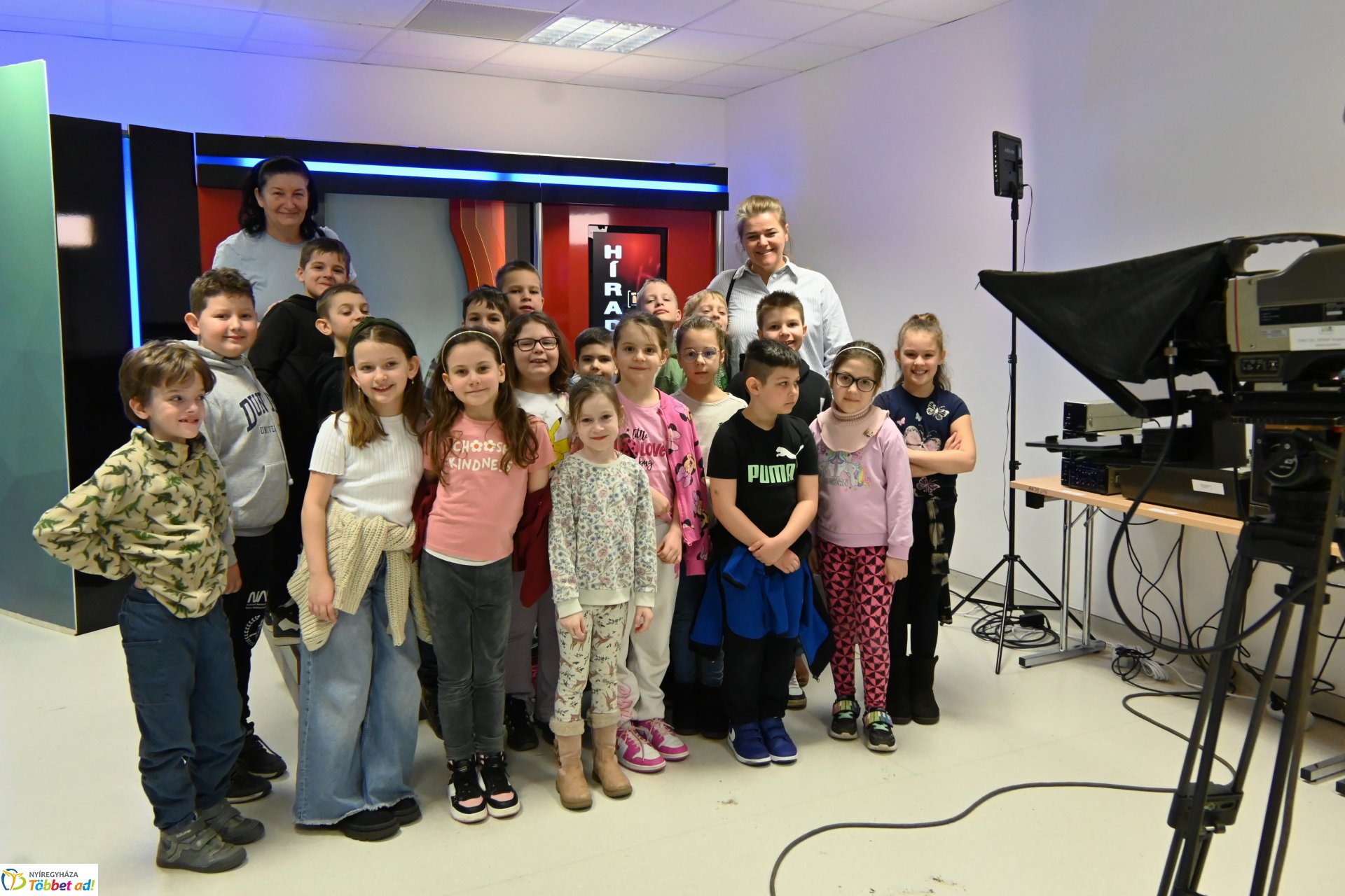 Negyven éves a Nyíregyházi Televízió - iskolások látogattak a stúdióba a születésnapon (szerda)