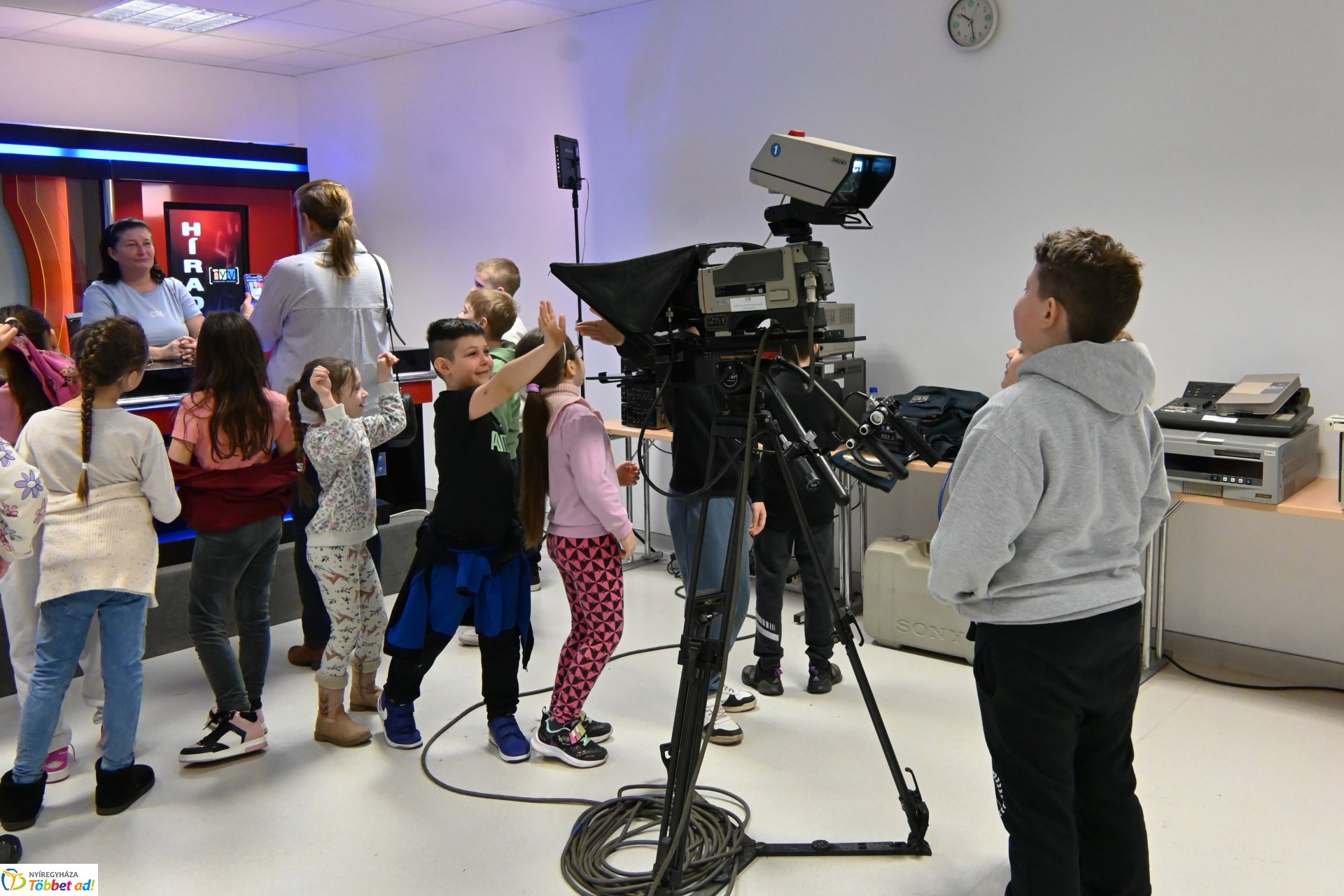 Negyven éves a Nyíregyházi Televízió - iskolások látogattak a stúdióba a születésnapon (szerda)