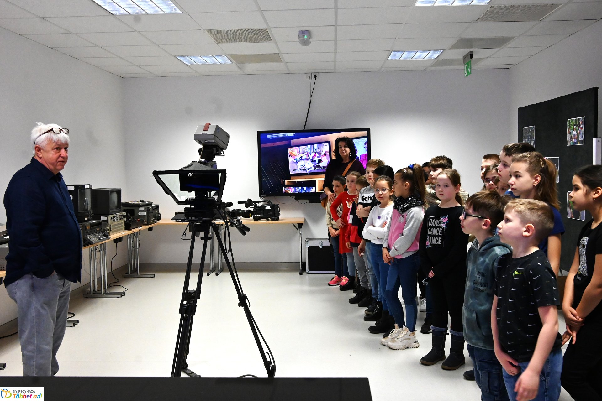 Negyven éves a Nyíregyházi Televízió - iskolások látogattak a stúdióba a születésnapon (szerda)