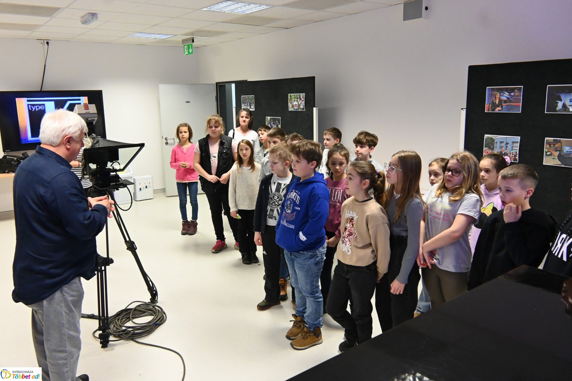 Negyven éves a Nyíregyházi Televízió - iskolások látogattak a stúdióba a születésnapon (szerda)