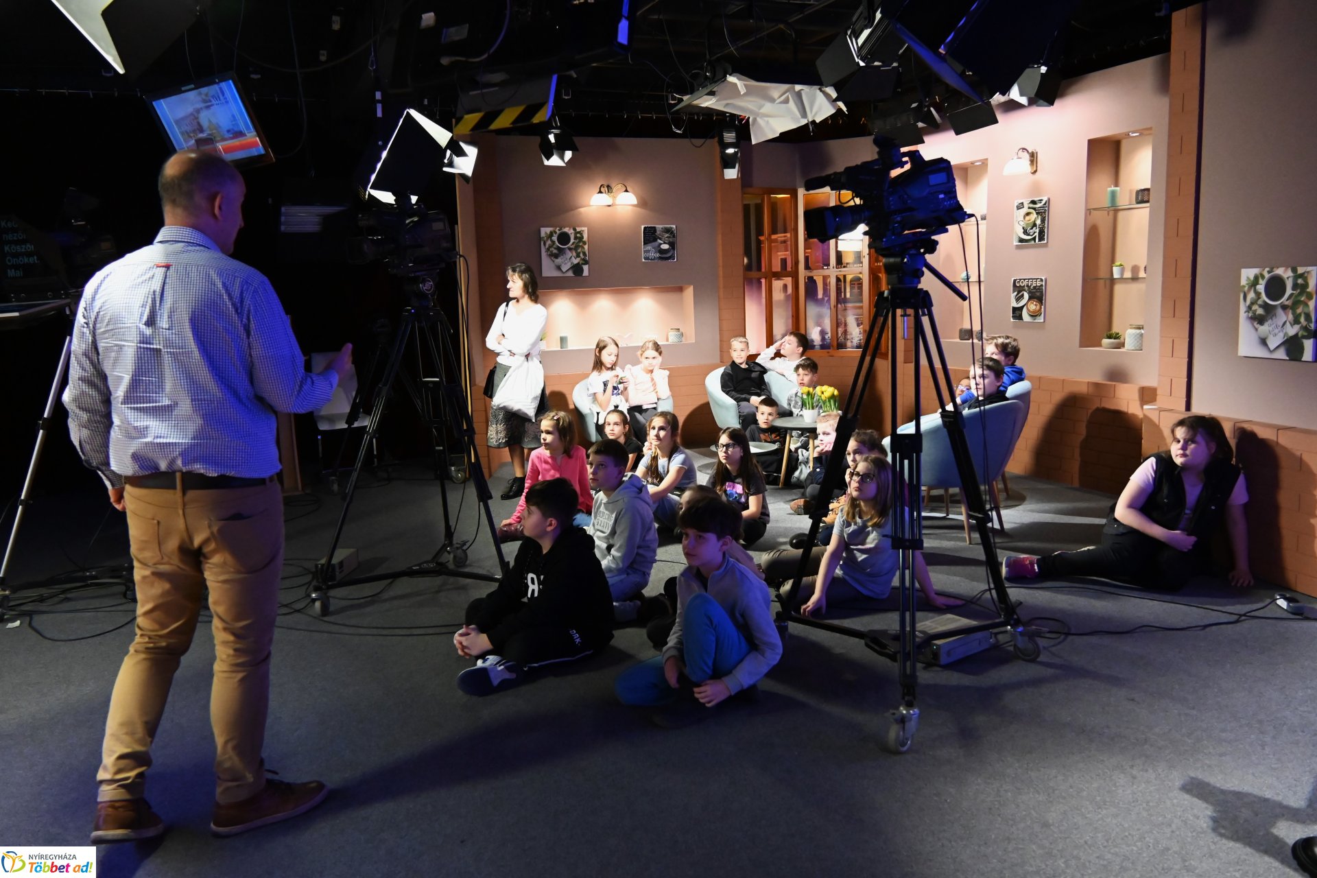 Negyven éves a Nyíregyházi Televízió - iskolások látogattak a stúdióba a születésnapon (szerda)